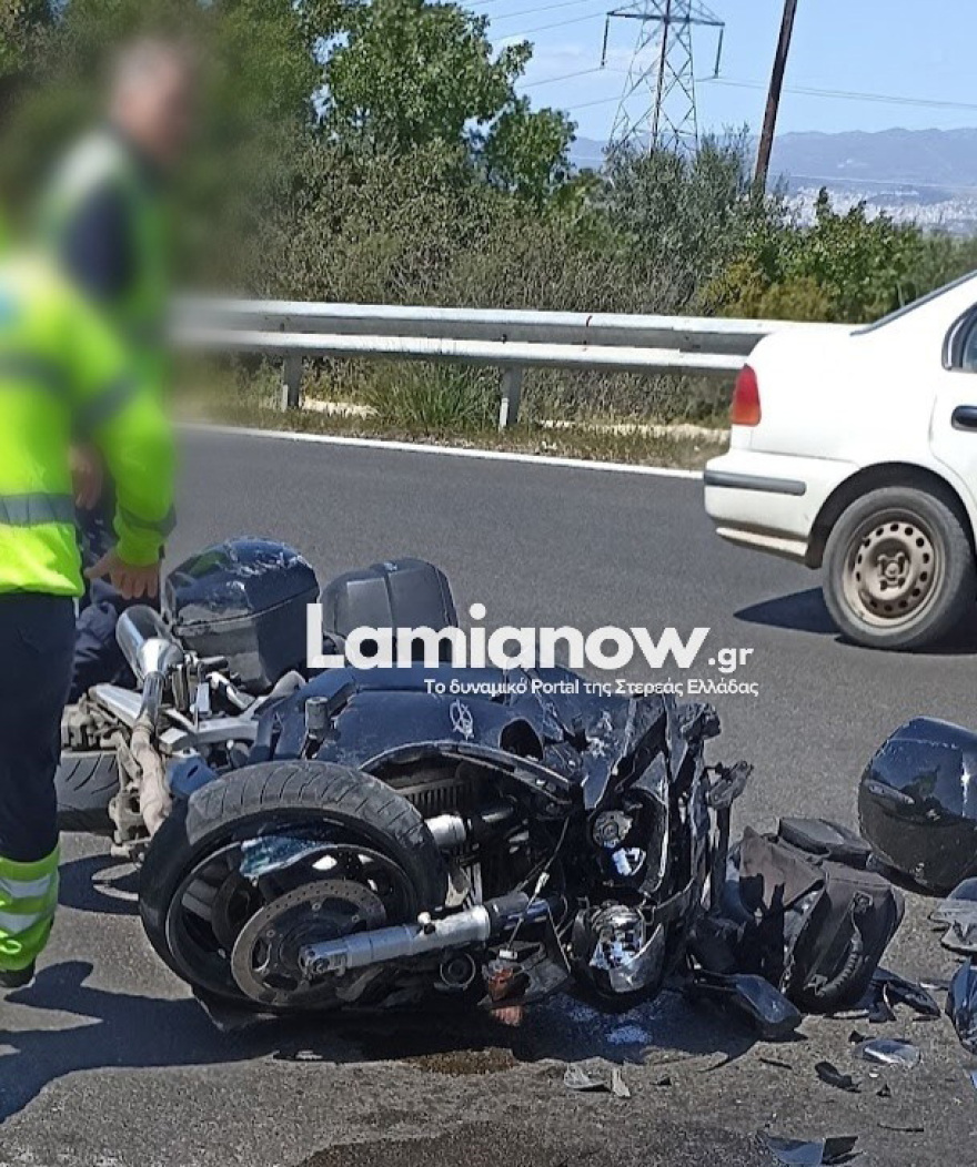 Σοβαρό τροχαίο στη Λαμία: Διαλύθηκε μηχανή μετά από σφοδρή σύγκρουση με ΙΧ, δείτε φωτογραφίες