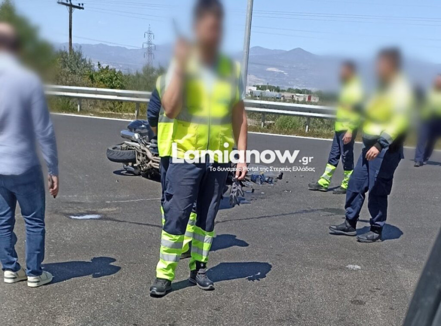 Σοβαρό τροχαίο στη Λαμία: Διαλύθηκε μηχανή μετά από σφοδρή σύγκρουση με ΙΧ, δείτε φωτογραφίες