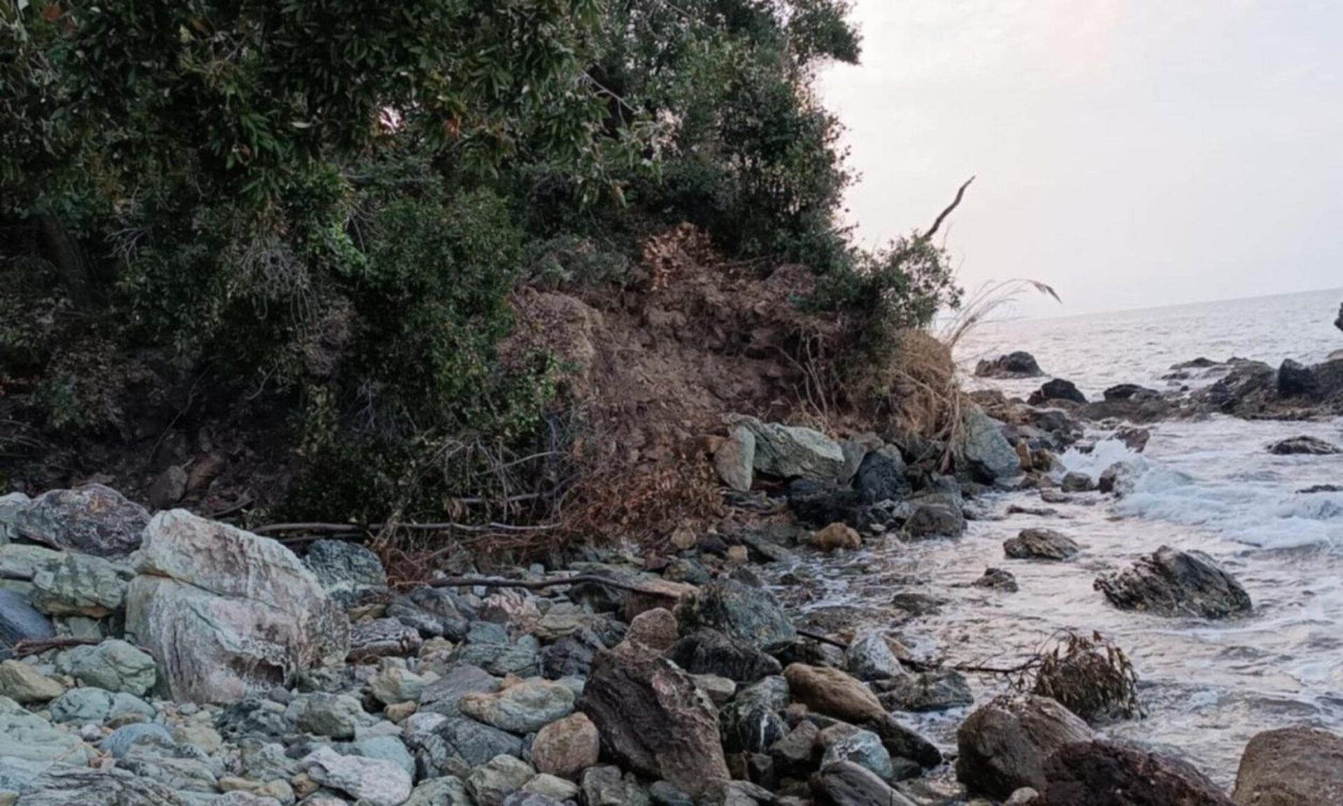Παραλία στη Λάρισα εξαφανίστηκε λόγω κατάρρευσης της παραλιακής οδού! (φωτο)
