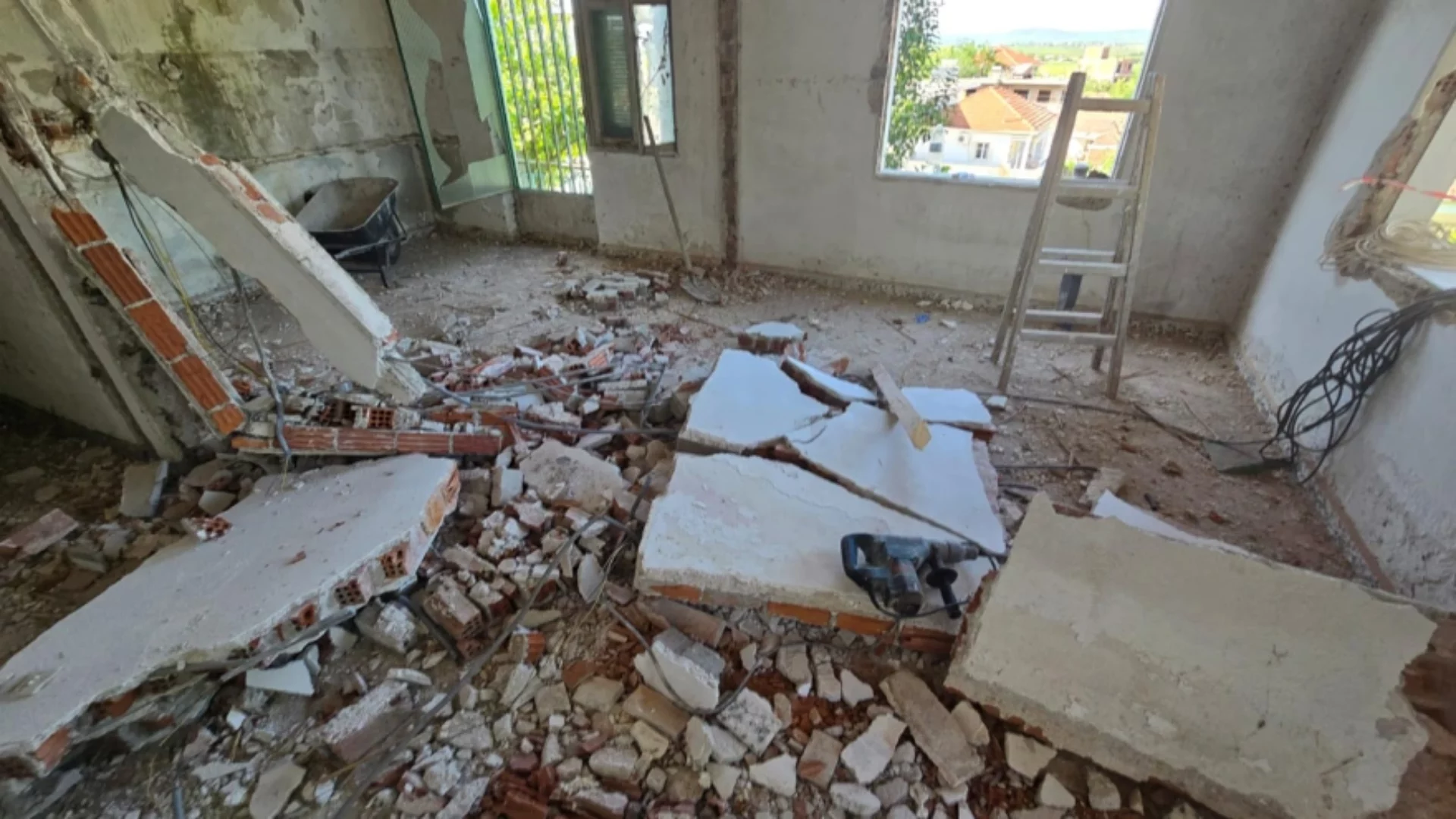 Φαρσαλά: Δόκιμος πυροσβέστης ο 19χρονος που καταπλακώθηκε από τοίχο ενώ έκανε εργασίες στο σπίτι (φωτο)