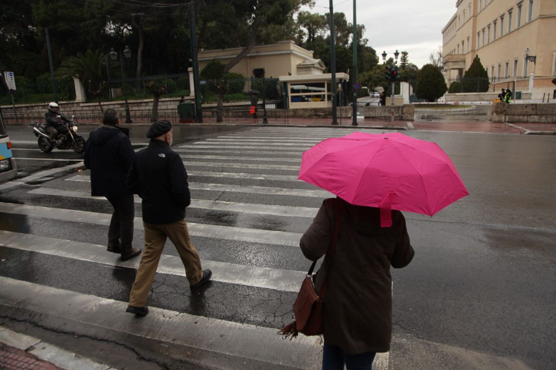 Καιρός: Βροχές από το πρωί της Κυριακής – Πού αναμένονται καταιγίδες και χαλάζι