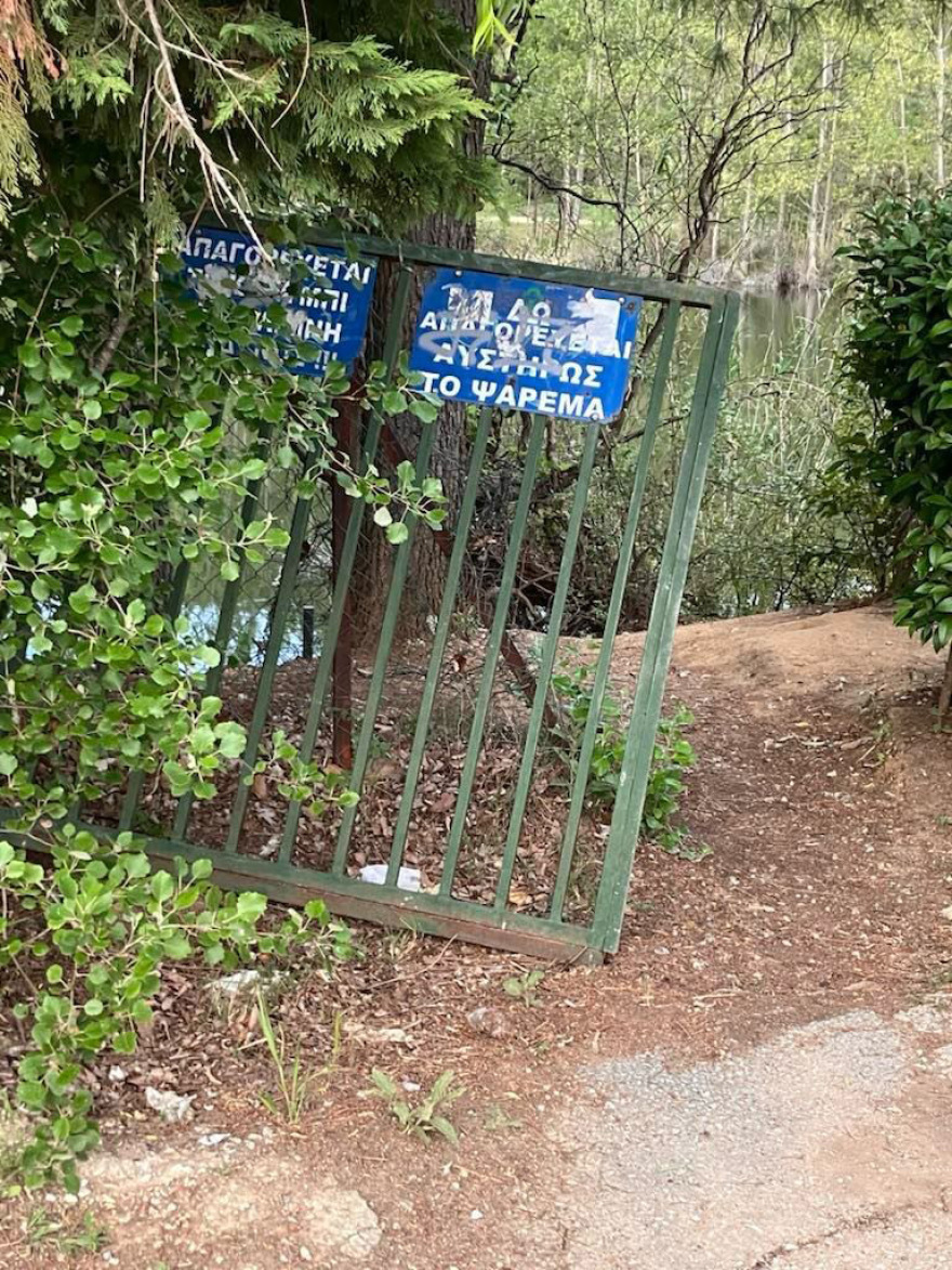 Προκαταρκτική έρευνα για τον τραυματισμό του 2χρονου που καταπλακώθηκε από σιδερένια πόρτα στο Ωραιόκαστρο