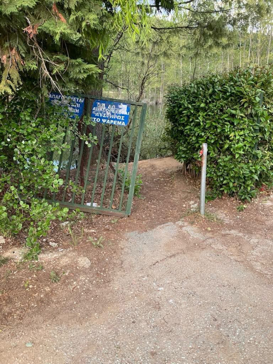 Προκαταρκτική έρευνα για τον τραυματισμό του 2χρονου που καταπλακώθηκε από σιδερένια πόρτα στο Ωραιόκαστρο