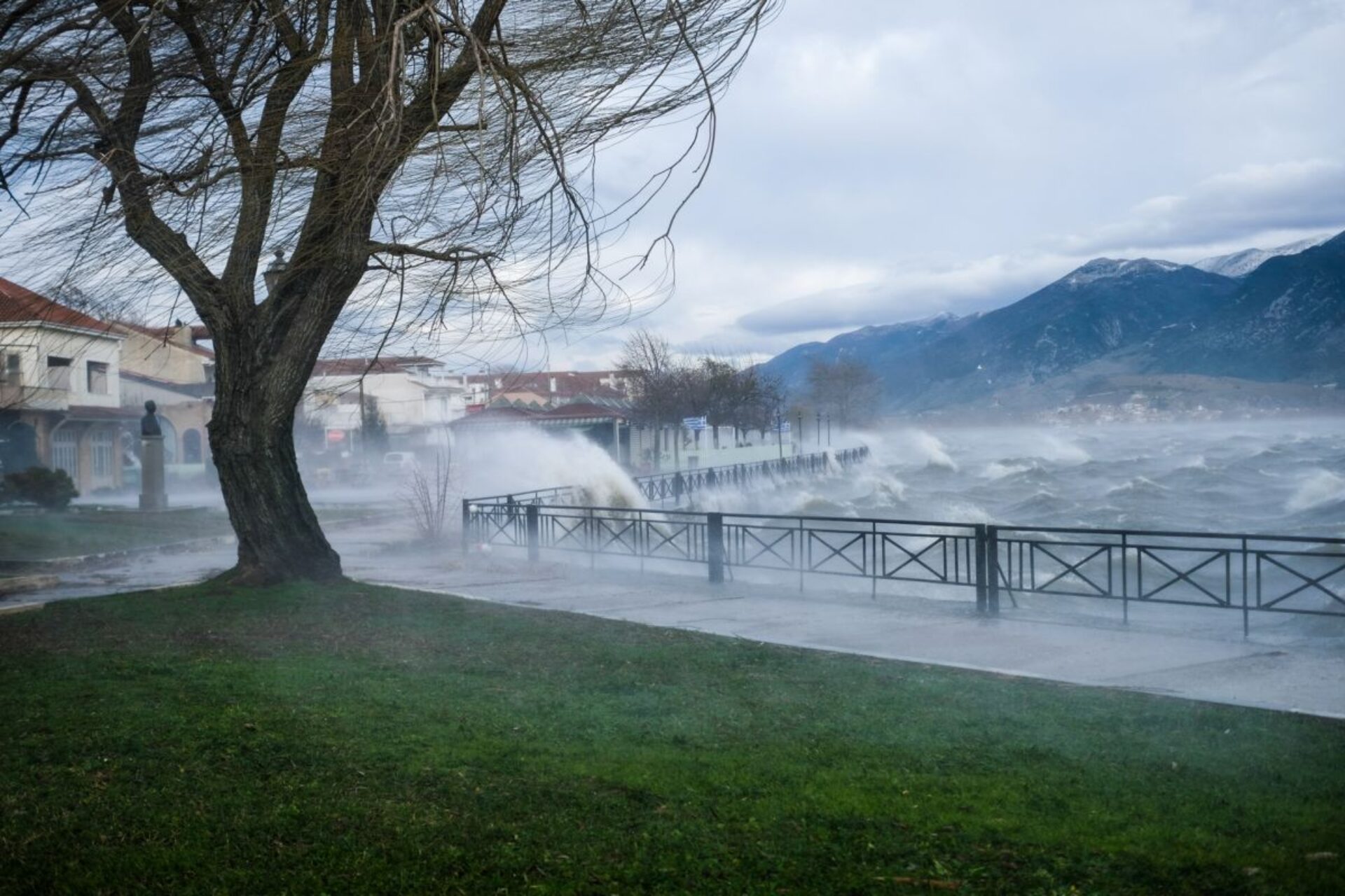 Καιρός: Θυελλώδεις άνεμοι 9 μποφόρ, απαγορευτικό απόπλου και πτώση θερμοκρασίας