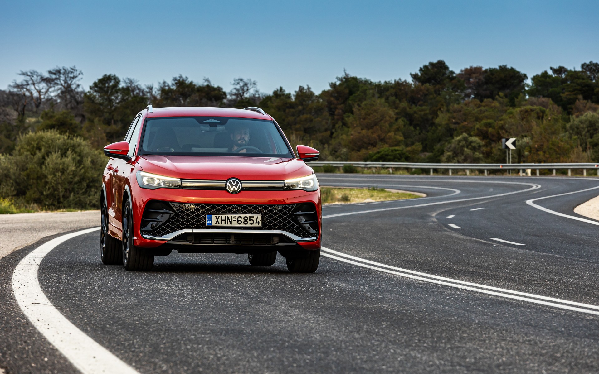 https://ellada.press/wp-content/uploads/2025/04/Volkswagen-Tiguan-eHybrid-Κάναμε-159-km-με-05-lt-βενζίνη.jpg