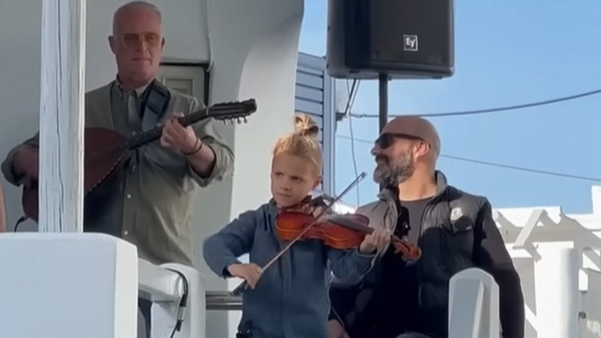 «Έκλεψε» την παράσταση ο 6χρονος βιολιστής στην Τήνο – Συγκίνησε με το ταλέντο και τη δεξιοτεχνία του (βίντεο)