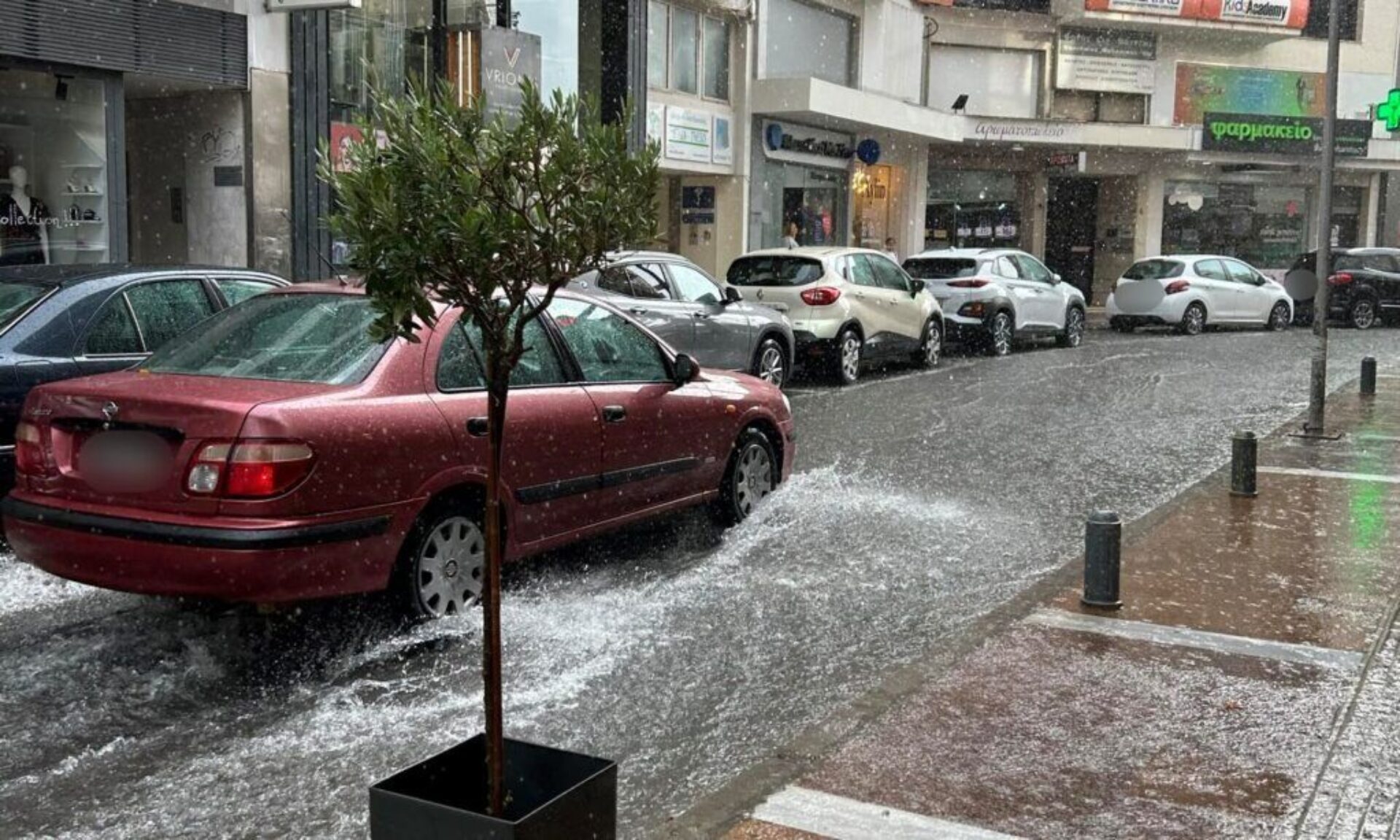 Αττική: Ποτάμια οι δρόμοι στο Μενίδι  – Πού υπάρχει κυκλοφοριακό κομφούζιο (βίντεο)