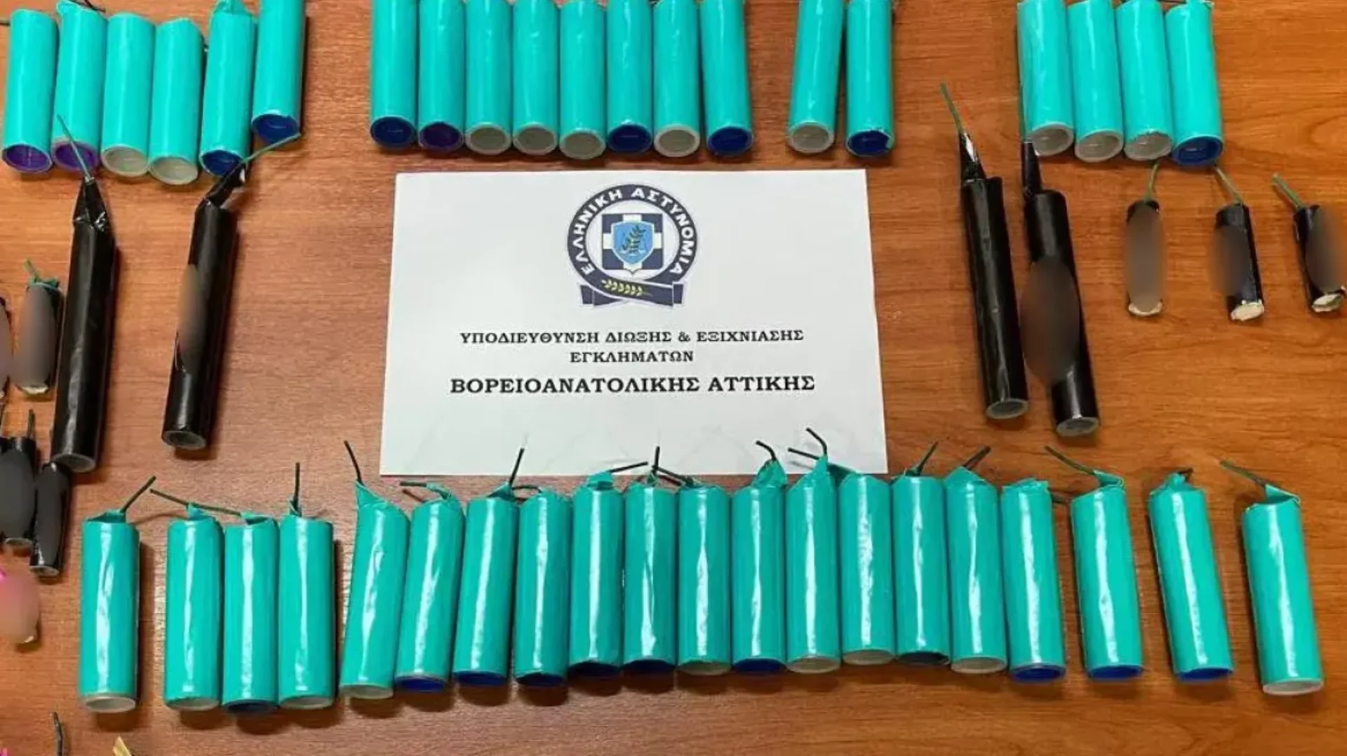 Αττική: Χειροπέδες σε δύο ανήλικους που πουλούσαν κροτίδες και βεγγαλικά μέσω διαδικτύου