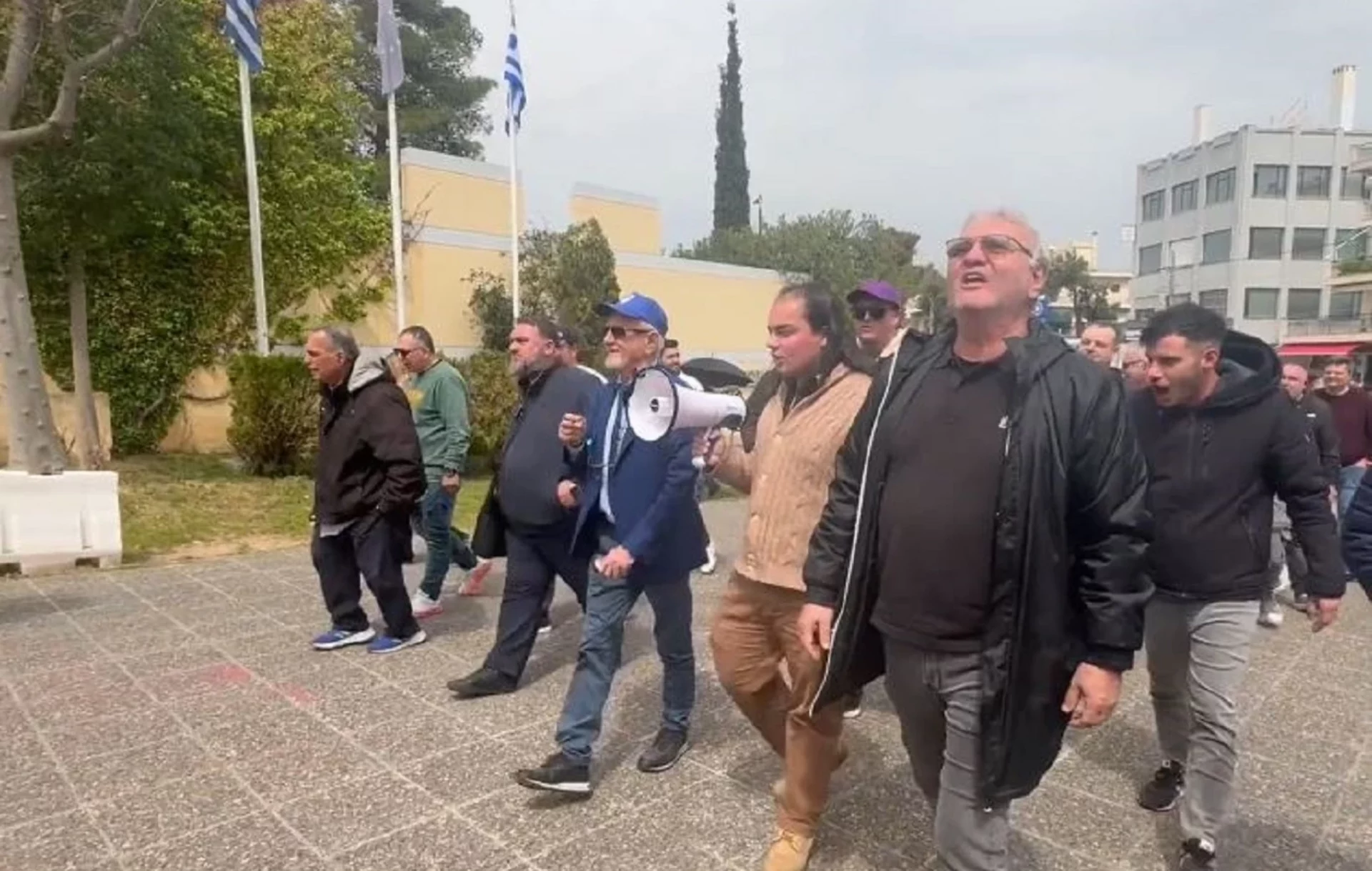 Επεισόδια στη συγκέντρωση των οδηγών ταξί έξω από το υπουργείο Υποδομών και Μεταφορών