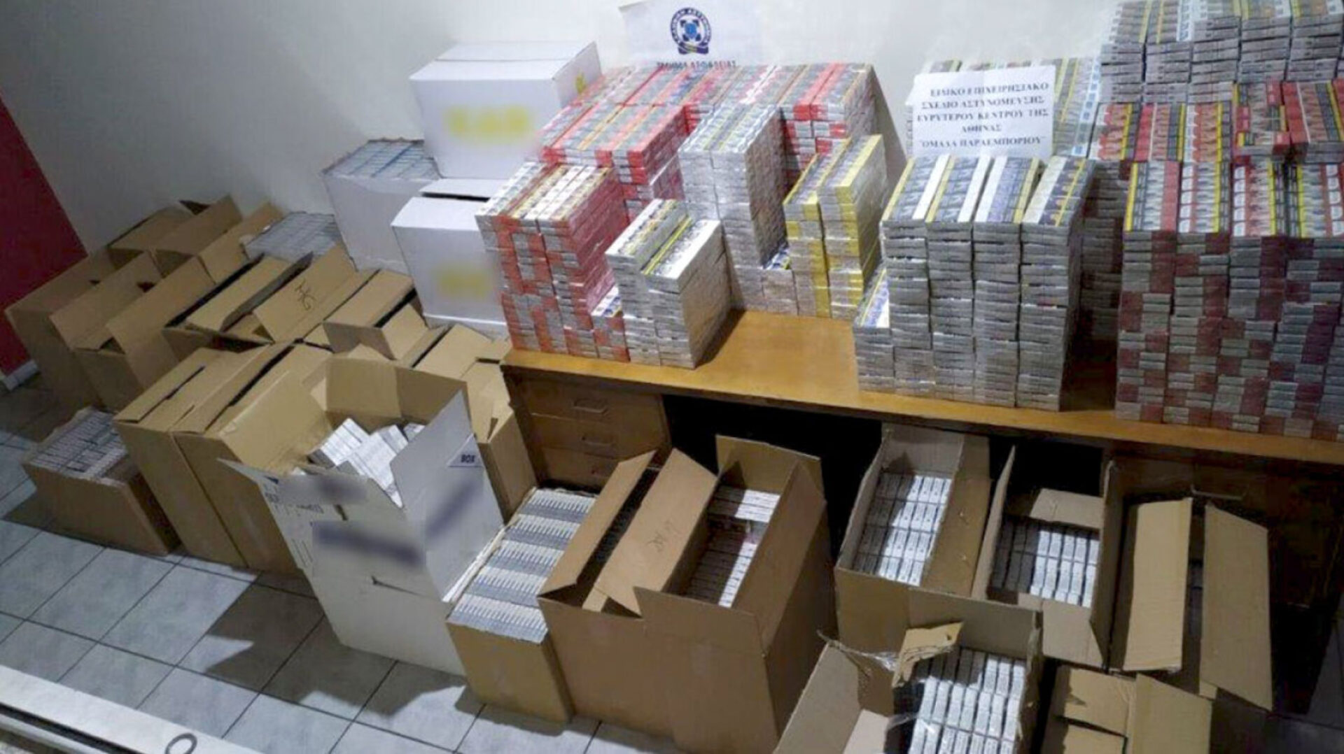Θεσσαλονίκη: Συνελήφθη άνδρας που είχε 15.000 λαθραία πακέτα τσιγάρα και συσκευασίες καπνού στο σπίτι του (φωτο)