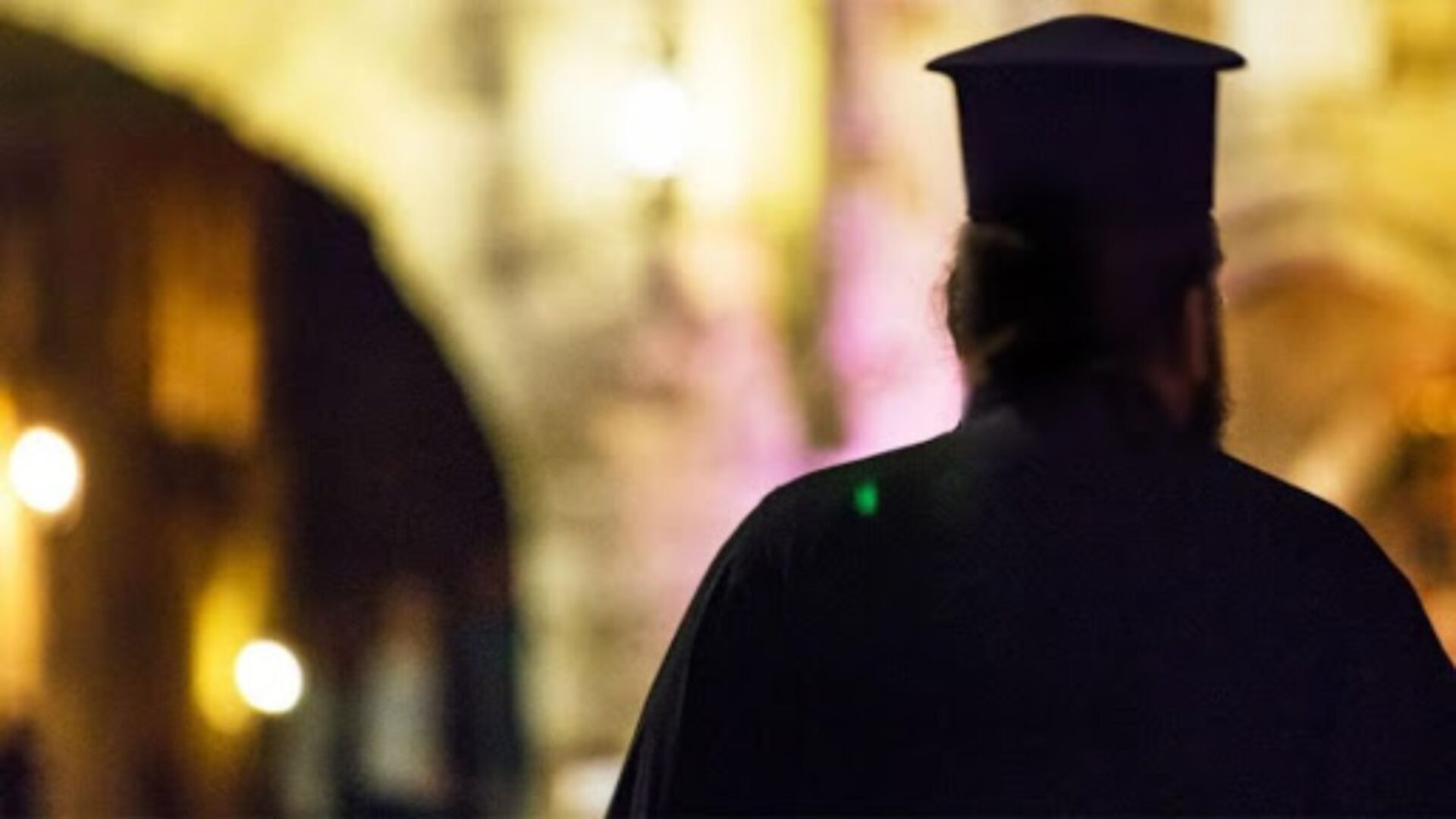 Ιερέας πιάστηκε στα «πράσα» από τη σύζυγό του σε ξενοδοχείο με την ερωμένη του: Παραπέμφθηκε στο Πειθαρχικό
