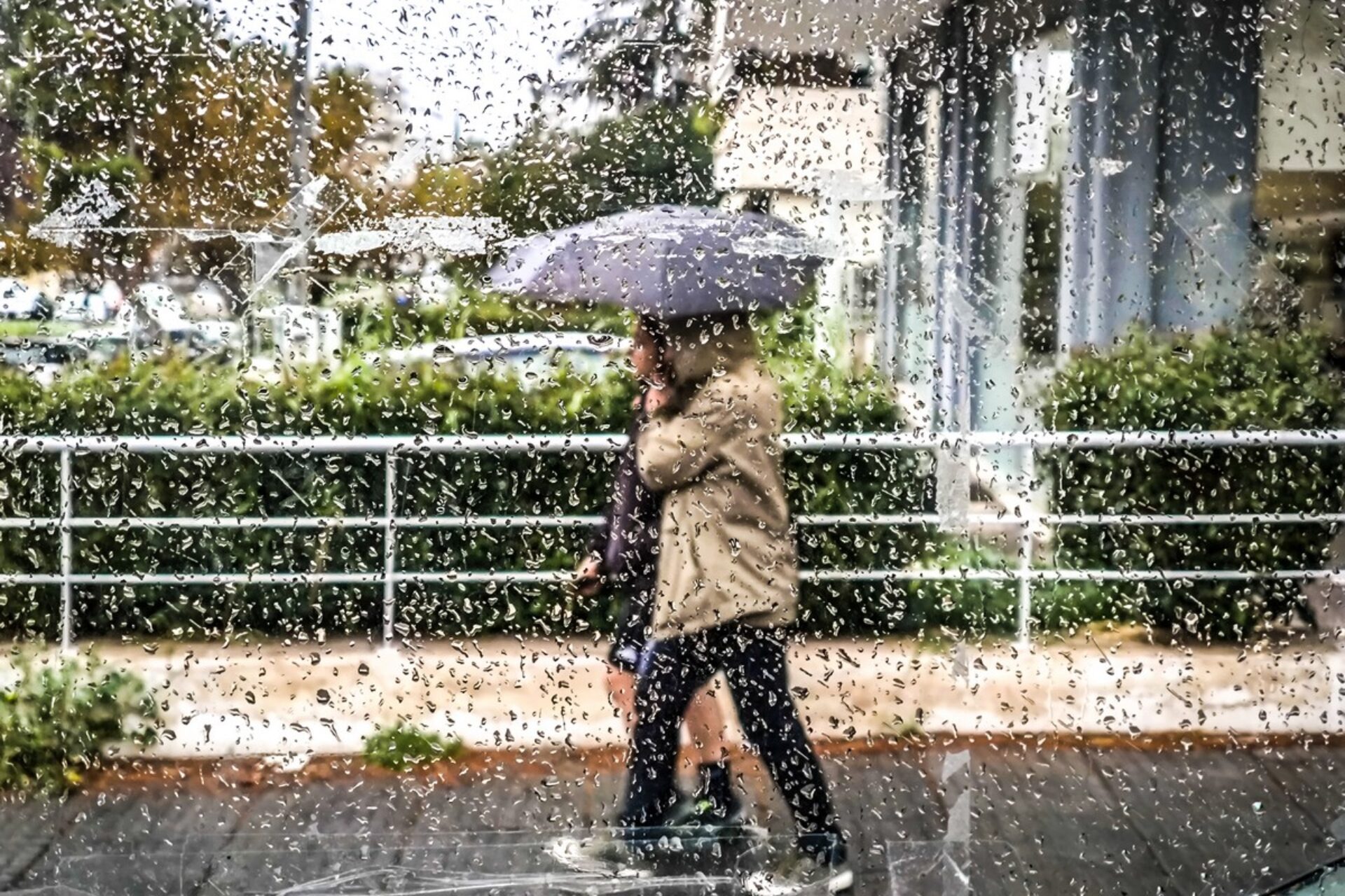 Καιρός: Έρχονται βροχές, χιόνια και χαλάζι – Αναμονή για τον μέγα εμποδιστή αντικυκλώνα