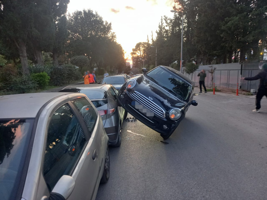 Απίστευτο ατύχημα έξω από το Ζηρίνειο και διακοπή αγώνα βόλεϊ - Ηλικιωμένη οδηγός καβάλησε αμάξι διαιτητή, δείτε βίντεο και φωτογραφίες