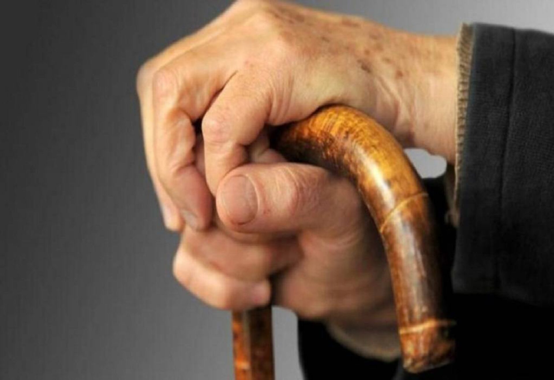 Μεσολόγγι: Επιτέθηκαν σε ηλικιωμένο για να του πάρουν την πιστωτική κάρτα – Δυο συλλήψεις