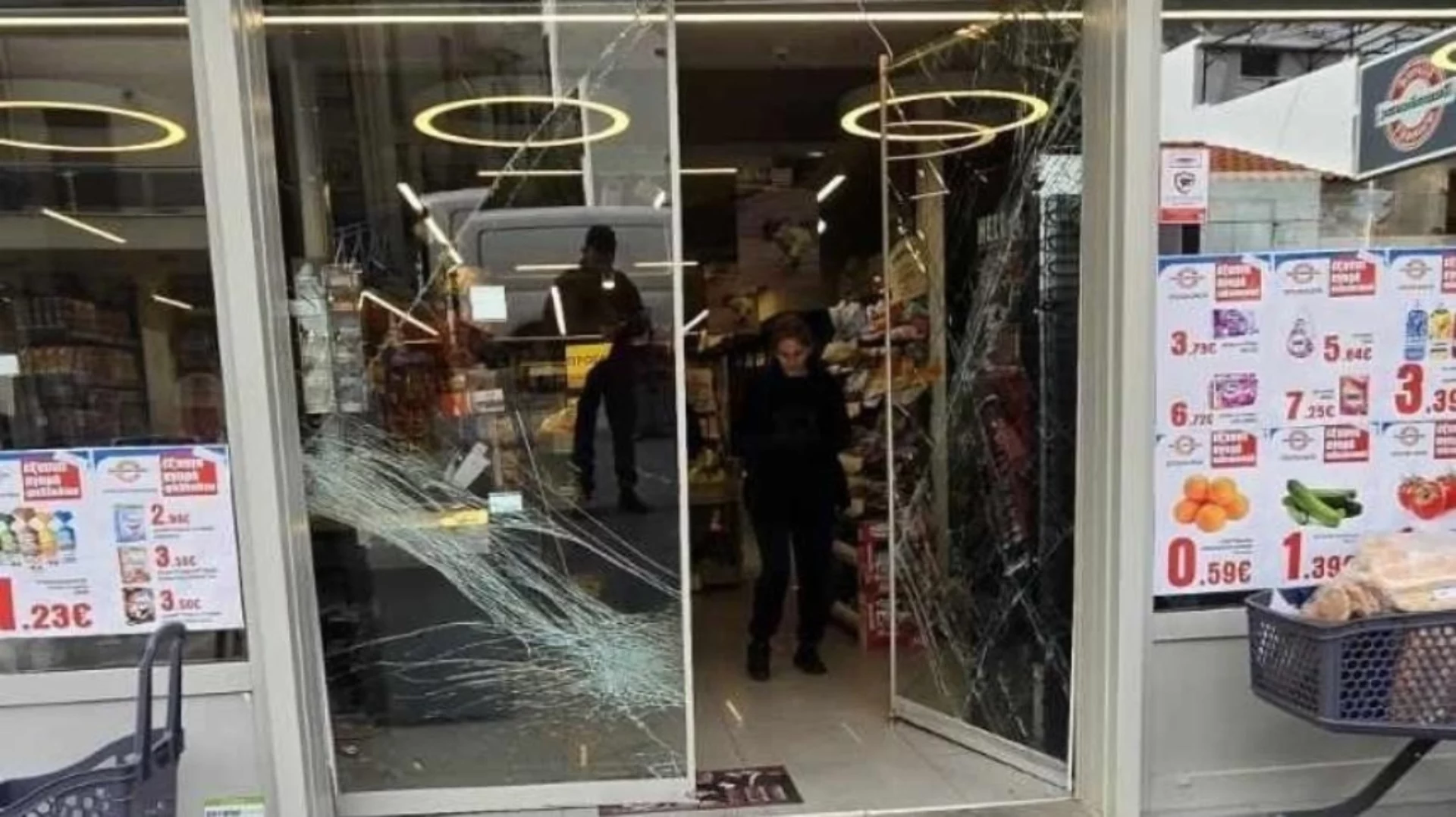 Ρέθυμνο: Άνδρας «εισέβαλε» σε σούπερ μάρκετ με κλεμμένο όχημα και άρπαξε μεγάλο χρηματικό πόσο από το ταμείο