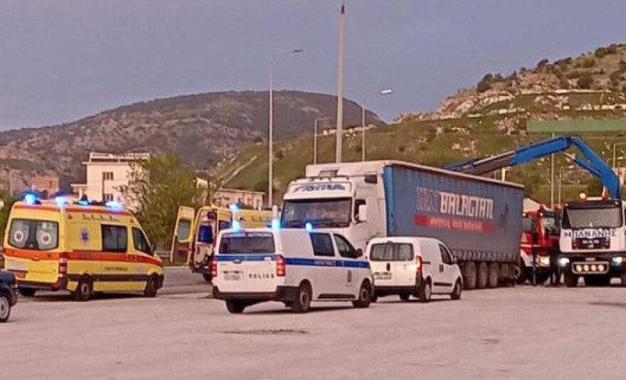 Αυτοκίνητο συγκρούστηκε με φορτηγό στην Καβάλα - Στη ΜΕΘ 22χρονος που εγκλωβίστηκε - Δείτε φωτογραφίες