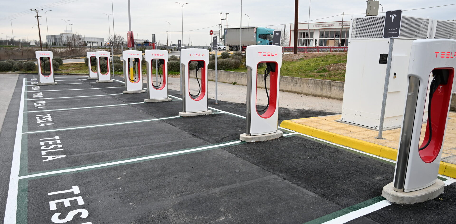 https://ellada.press/wp-content/uploads/2025/04/Τι-ετοιμάζει-η-Tesla-στην-Ελλάδα-–-Από-εθνική-οδό.jpg