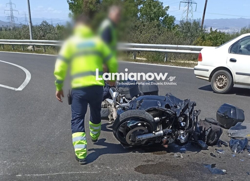 Σοβαρό τροχαίο στη Λαμία: Διαλύθηκε μηχανή μετά από σφοδρή σύγκρουση με ΙΧ, δείτε φωτογραφίες
