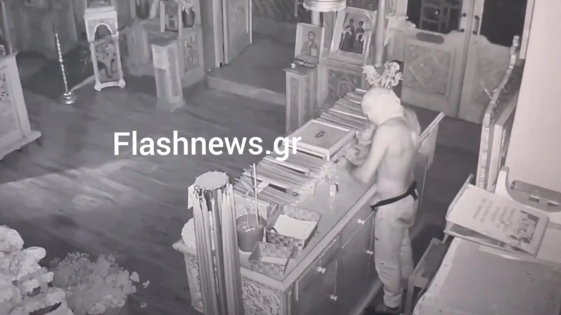 Χανιά: Βίντεο από τη στιγμή που ιερόσυλος «εισβάλει» ημίγυμνος σε ιερό ναό και αρπάζει τάματα