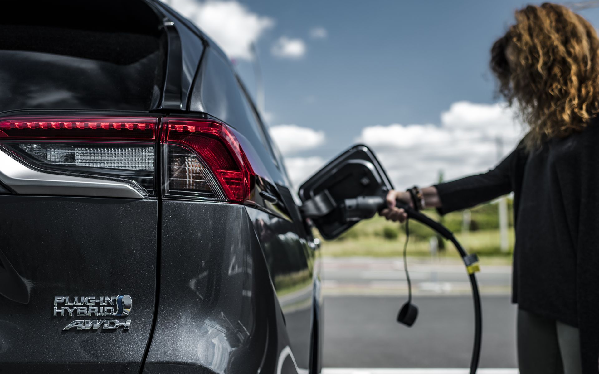 https://ellada.press/wp-content/uploads/2025/05/1746219220_73_2500-ευρώ-φθηνότερο-το-Toyota-RAV4-στην-Ελλάδα-–-Καίει.jpg