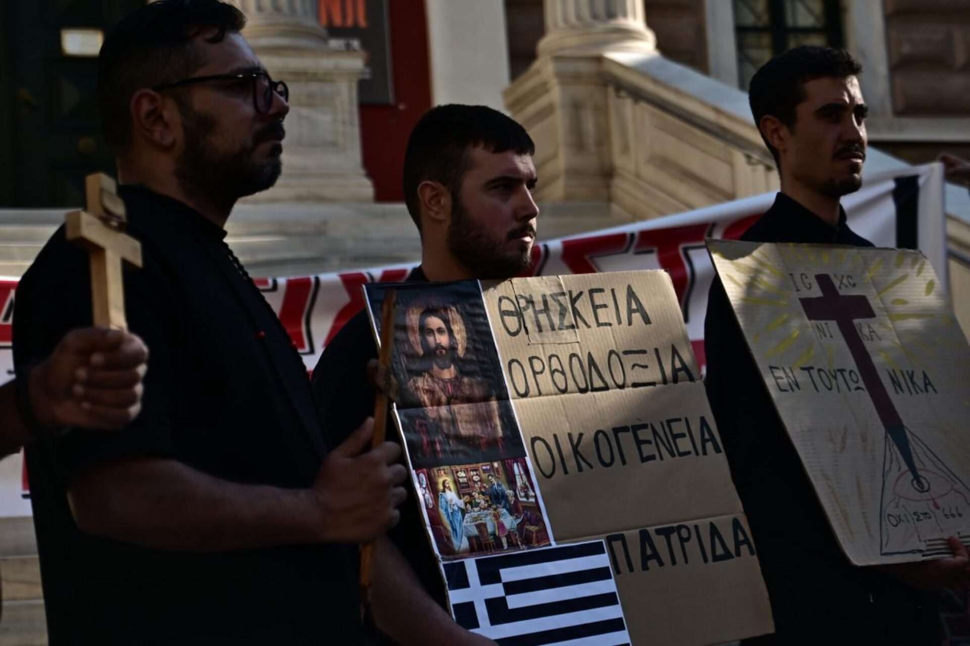 Εκατοντάδες πολίτες συγκεντρώθηκαν για να διαμαρτυρηθούν κατά των νέων ταυτοτήτων και του προσωπικού αριθμού (φωτο)