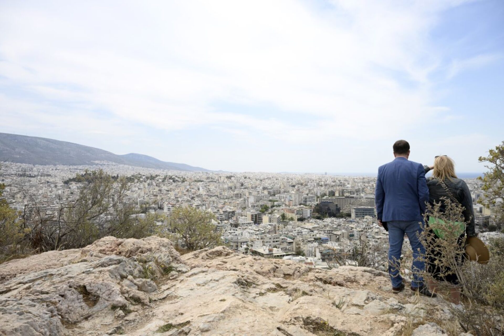 Καιρός: Γέμισαν οι παραλίες – 30°C αύριο στην Αθήνα