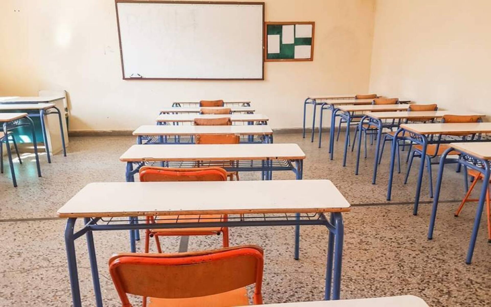 Αχαΐα: Σοβαρές καταγγελίες γονέων για τη συμπεριφορά γυμνασιάρχη – Αναγκάζει μαθητές να ζητούν γονατιστοί συγγνώμη