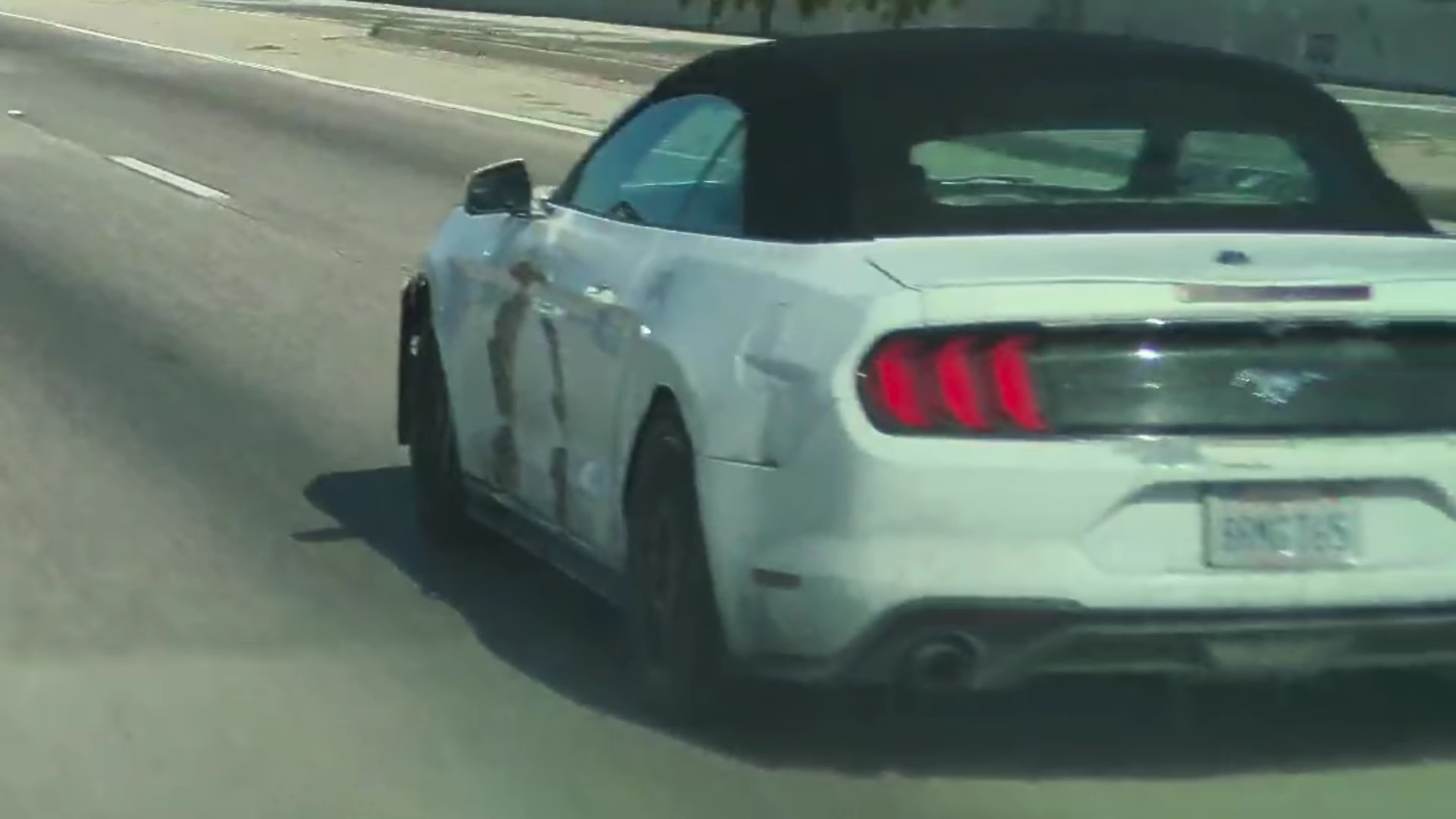 ford-mustang-cabrio-ameriki-tesla-cybertruck-trakarisma