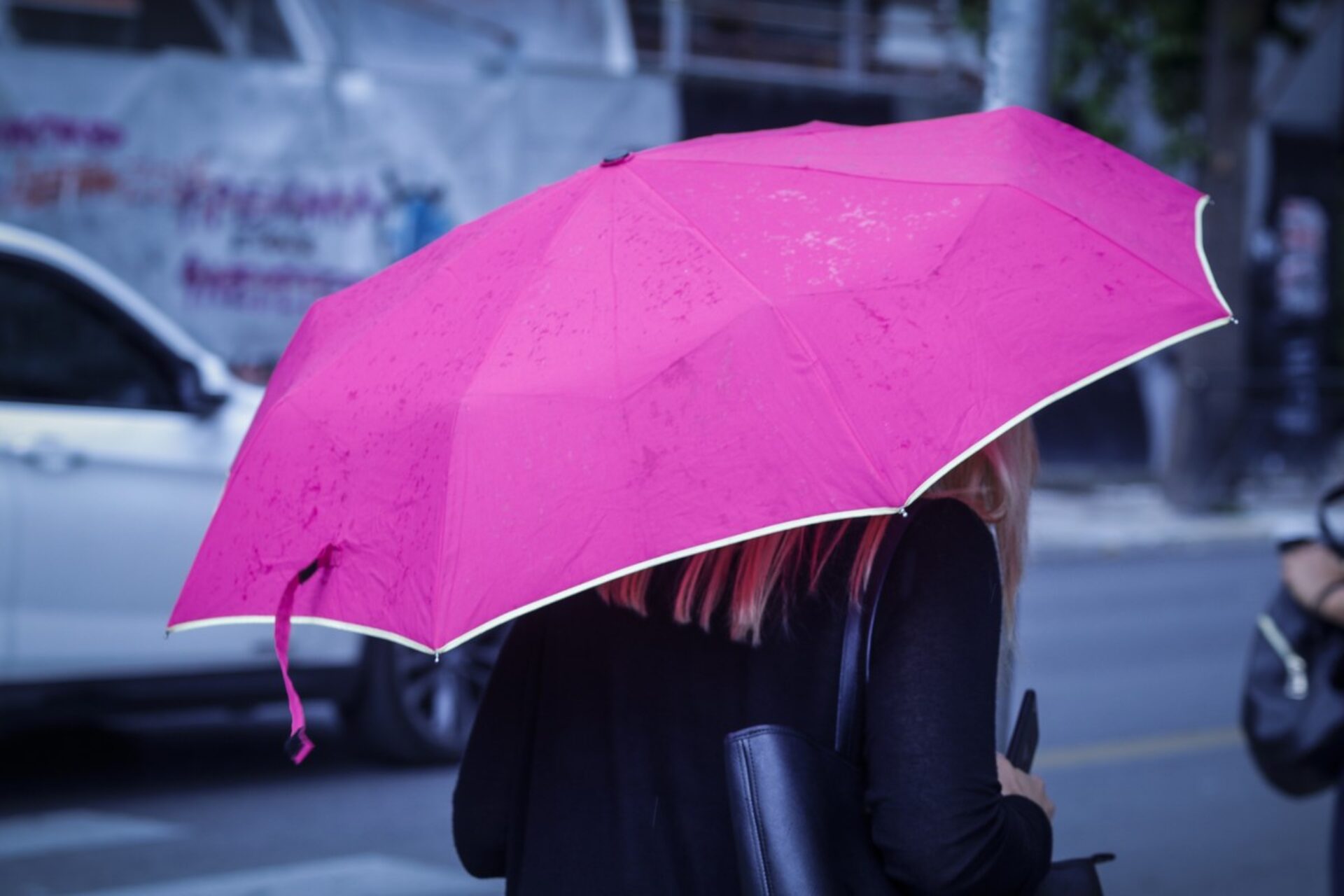 Καιρός: Μπόρες, κεραυνοί, χαλάζι και μετά 34άρια – Τι θα γίνει στην Αττική το απόγευμα