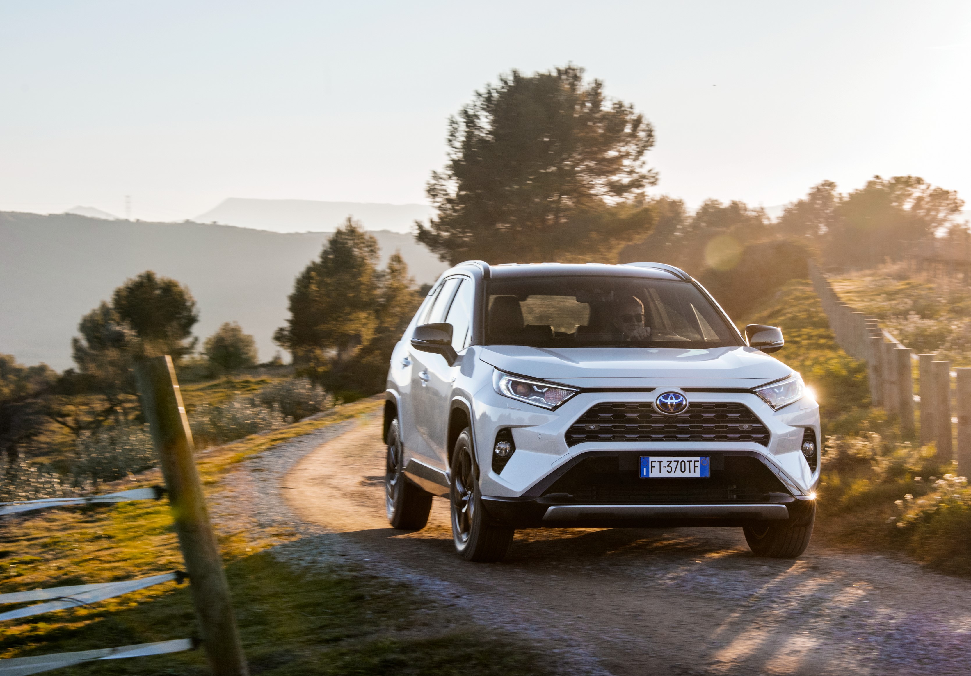 https://ellada.press/wp-content/uploads/2025/05/2500-ευρώ-φθηνότερο-το-Toyota-RAV4-στην-Ελλάδα-–-Καίει.jpeg
