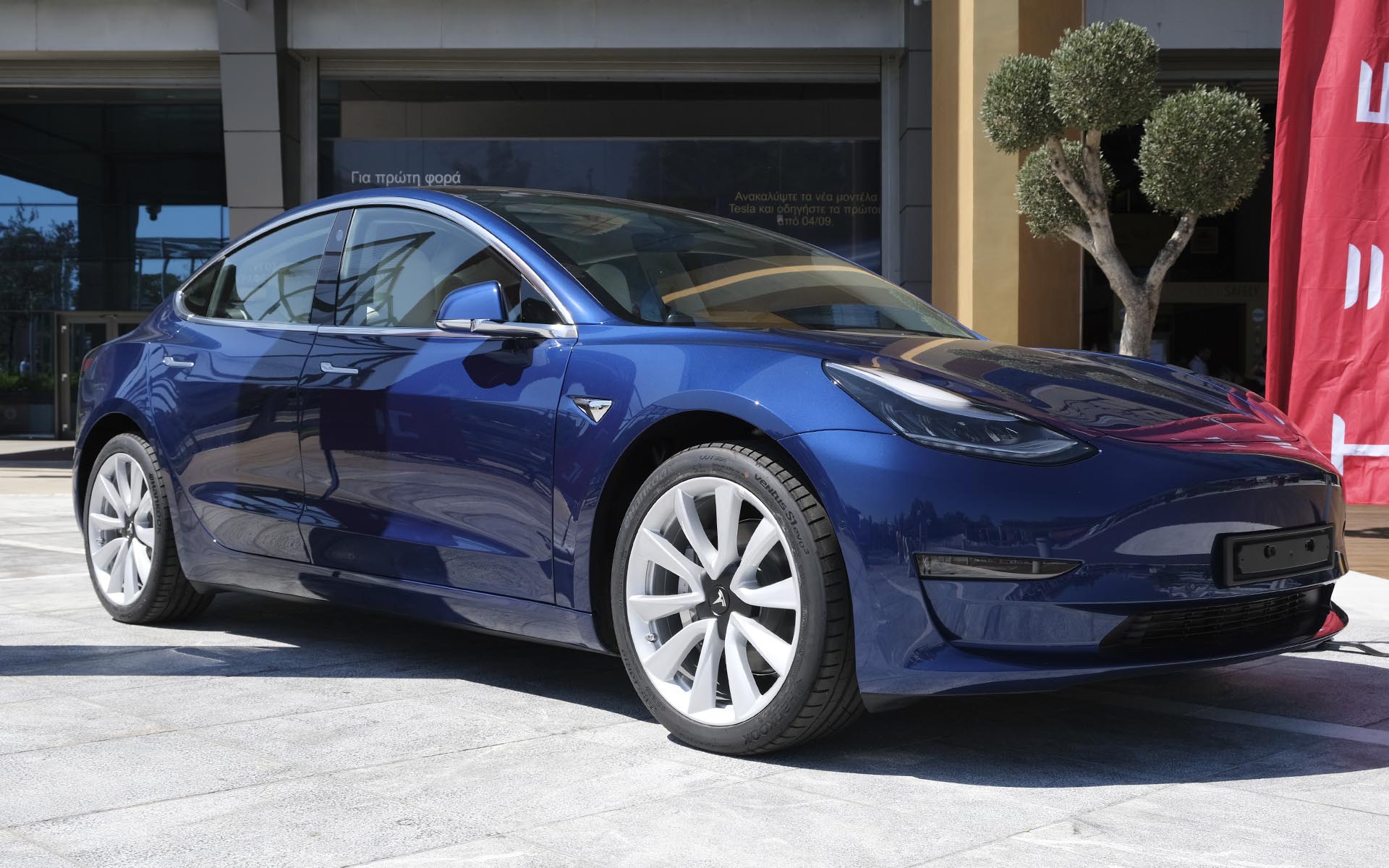 https://ellada.press/wp-content/uploads/2025/05/73χρονος-κλειδώθηκε-μέσα-σε-Tesla-και-κατηγορεί-την-εταιρεία.JPG