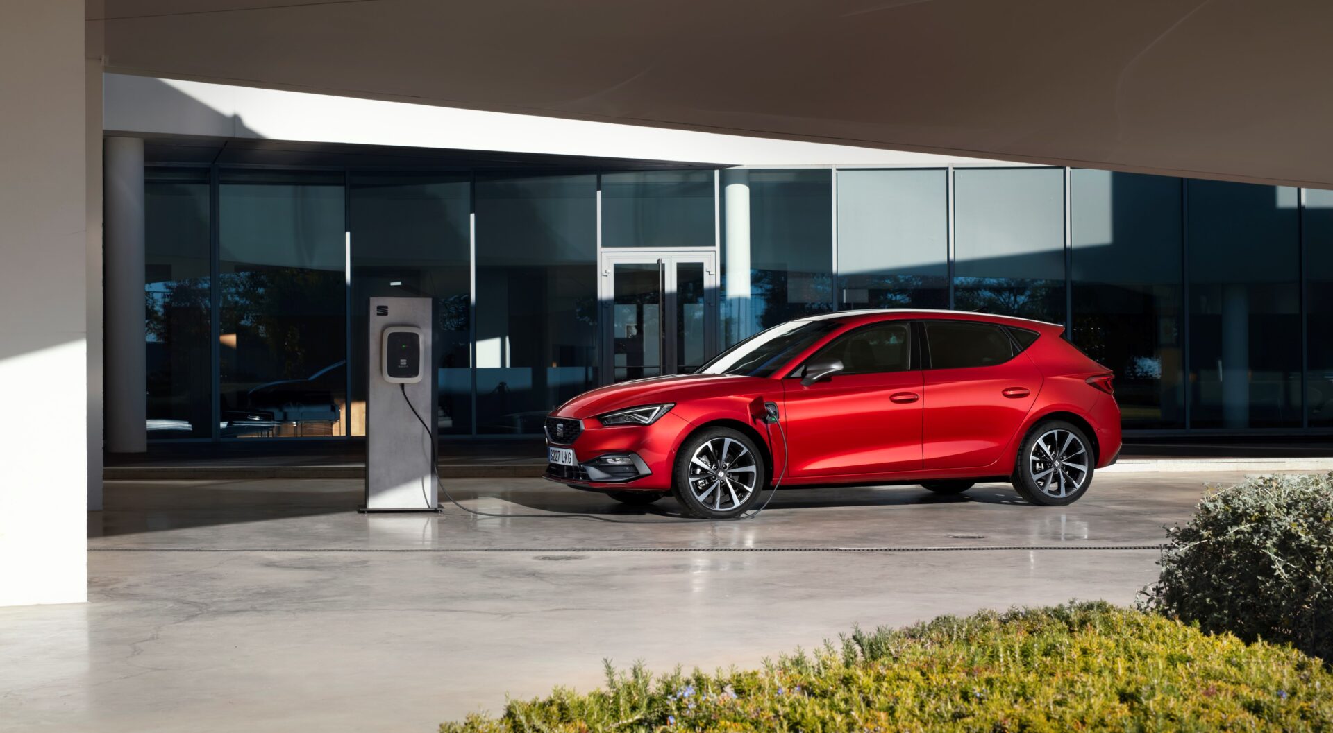 seat-leon-fr-ehybrid-PHEV-plug-in-vysma-visma-kalodio-kalwdio-fortisi