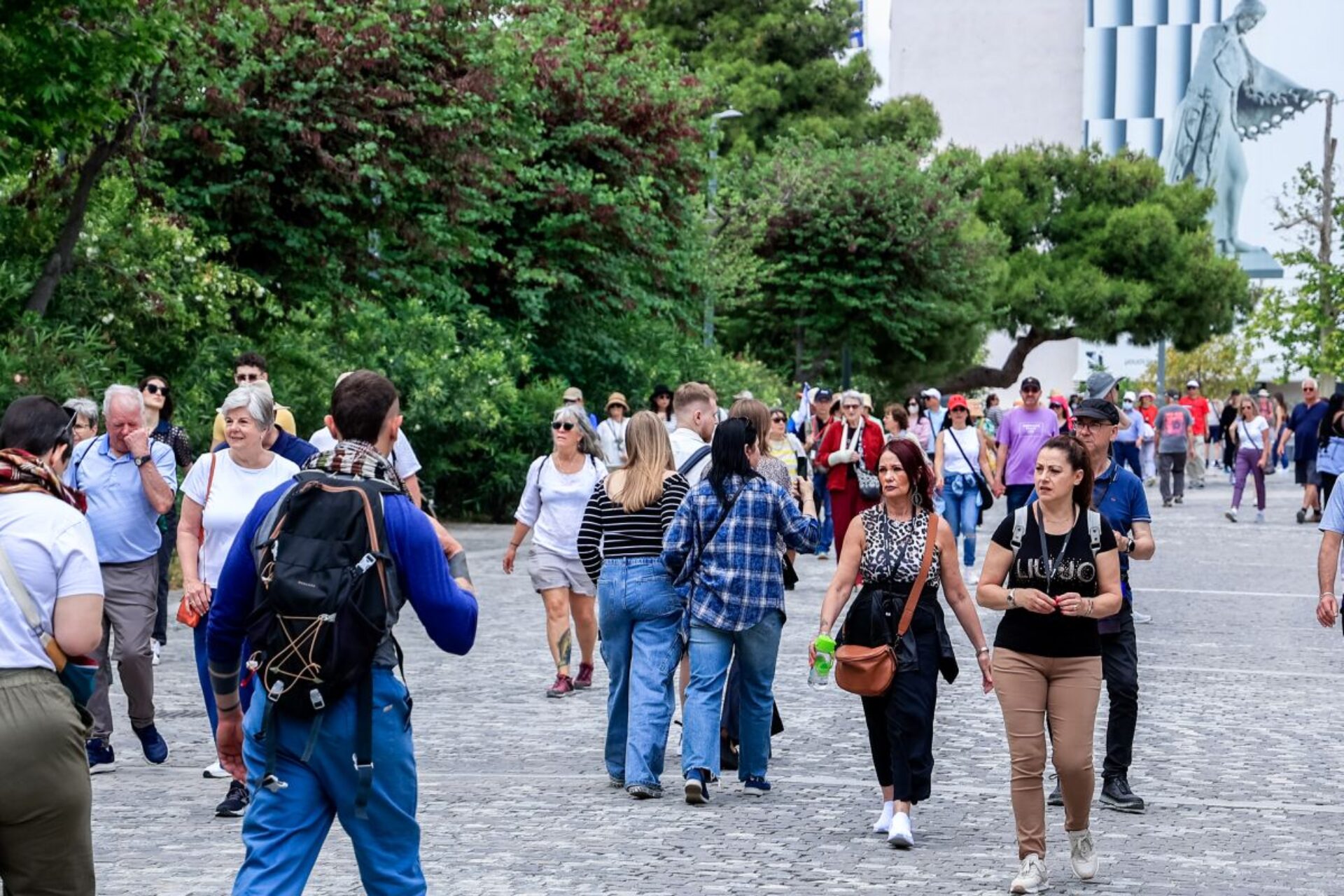 Καιρός: Γέμισαν οι παραλίες – 30°C αύριο στην Αθήνα