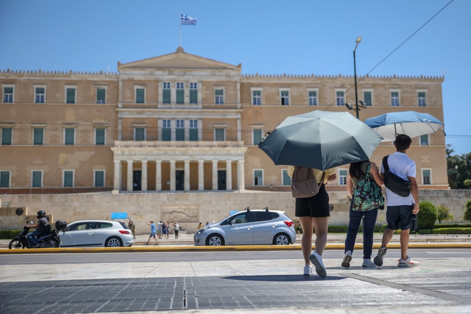 Καιρός: Πολλή ζέστη σήμερα στην Αθήνα – Ψυχρές αέριες μάζες από Κυριακή