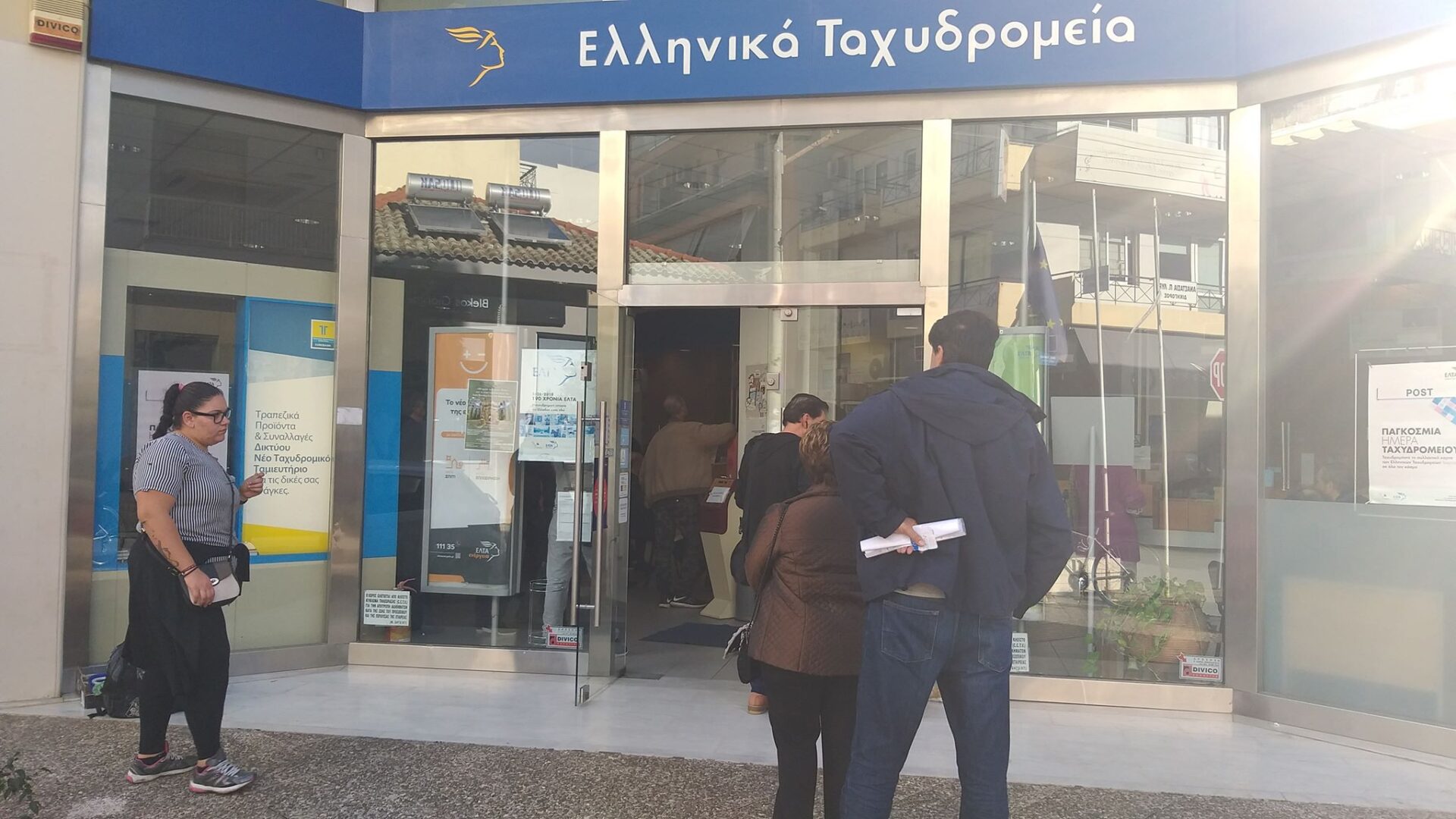 Καλαμάτα: Σκηνές «χάους» στα ΕΛΤΑ για μία θέση στην ουρά – Παραχώρησαν προτεραιότητα σε έγκυο