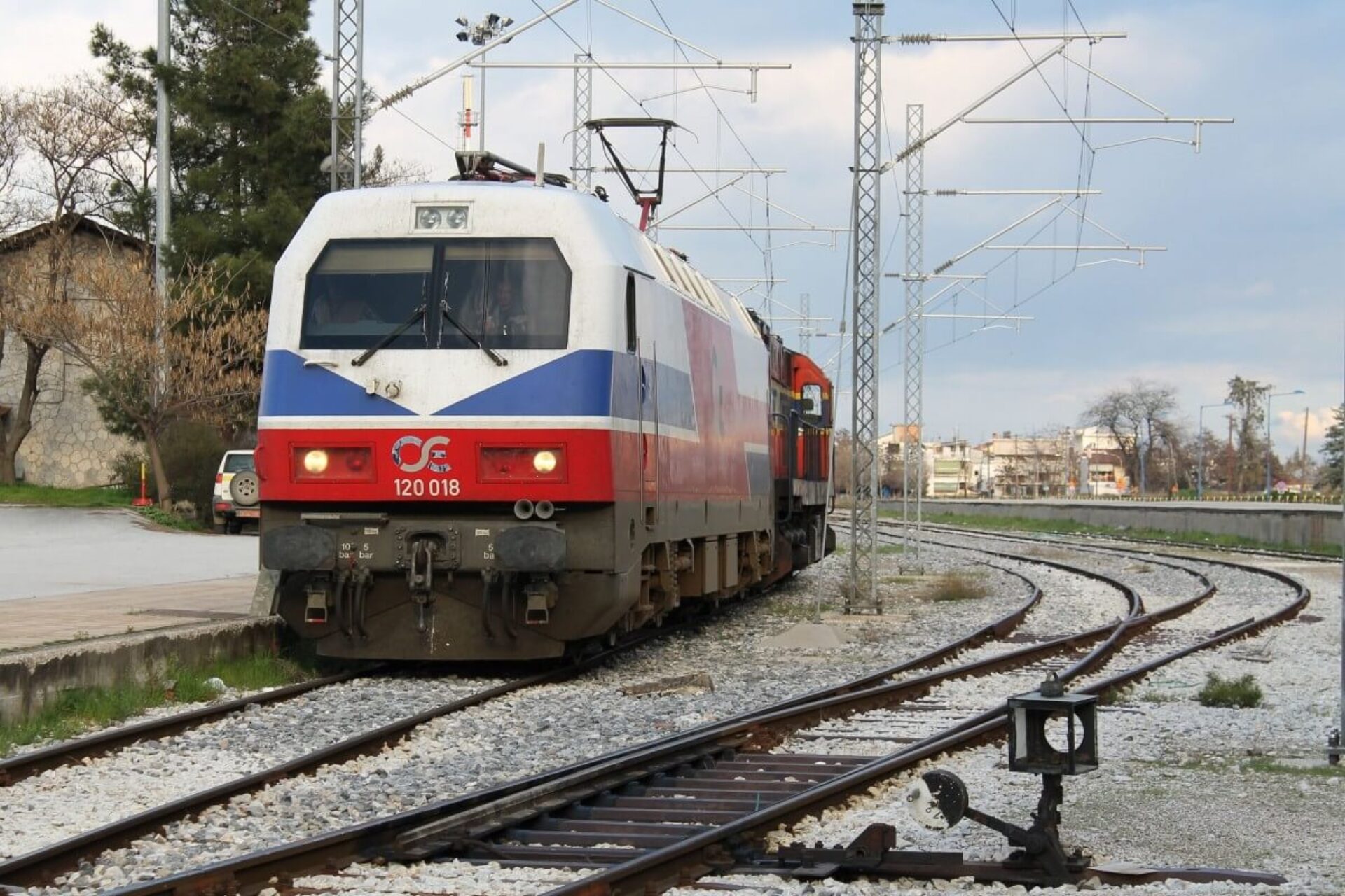 ΟΣΕ: Άμεση απόλυση σε εργαζόμενο που άργησε να κατεβάσει τις μπάρες σε ισόπεδη διάβαση