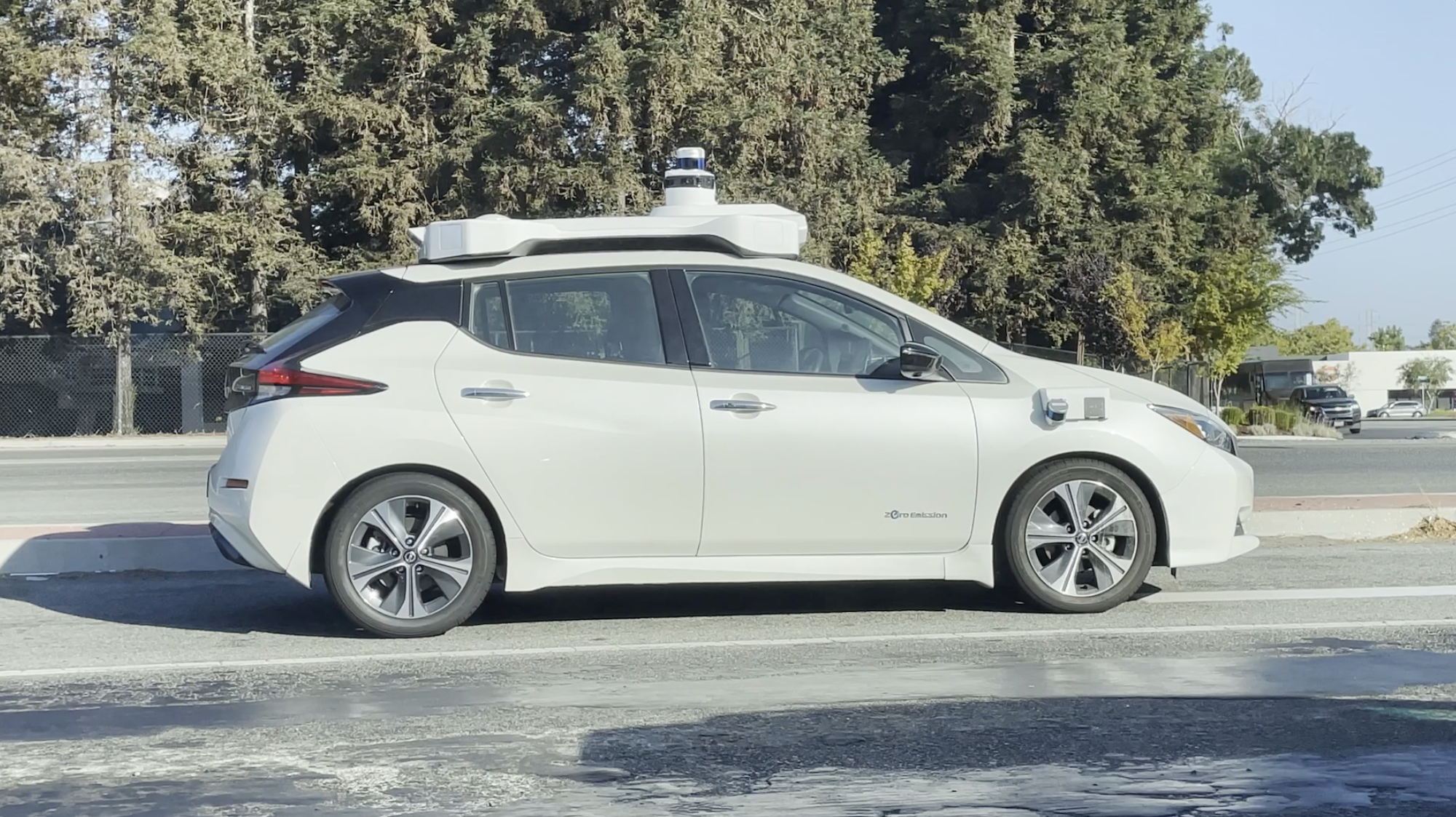 nissan-leaf-robotaxi-ilektriko-aftonomi-odigisi
