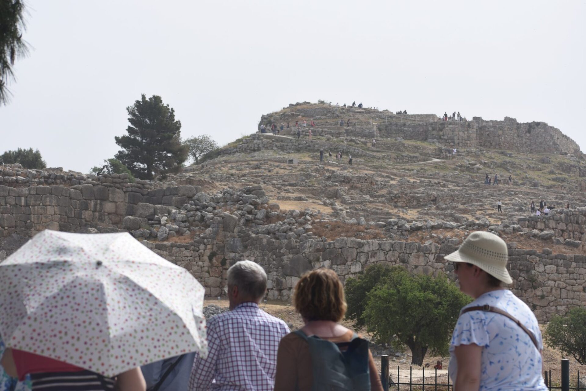 Καιρός: «Καμίνι» και σήμερα με 44άρια -Νέο έκτακτο δελτίο για τον καύσωνα, πότε υποχωρεί