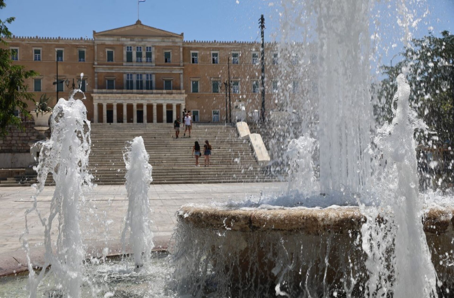 Καύσωνας: Μέχρι 45°C ο υδράργυρος – Πώς θα προστατευθούμε