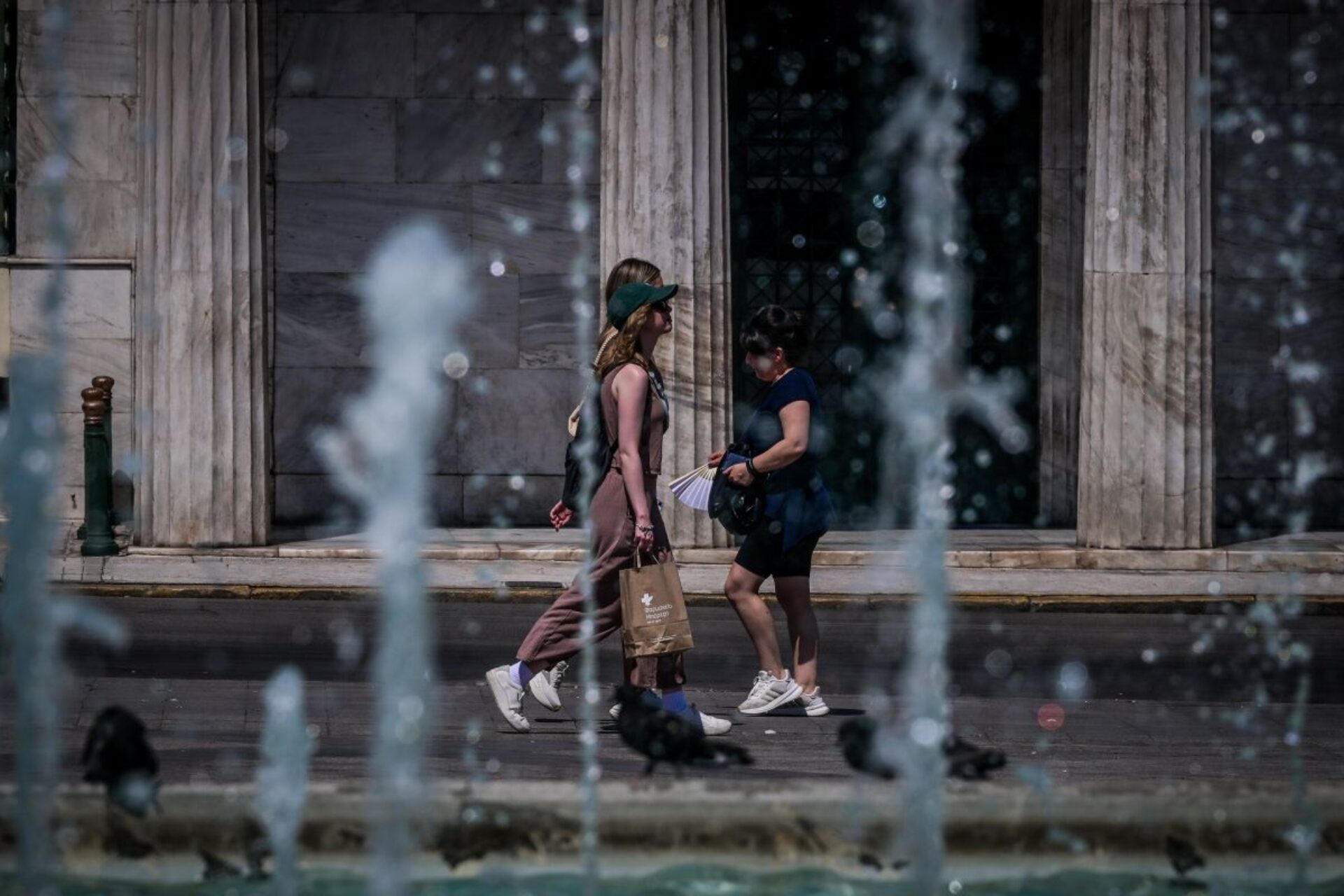 Καύσωνας: Καμίνι η χώρα – Πού θα δείξει 43°C