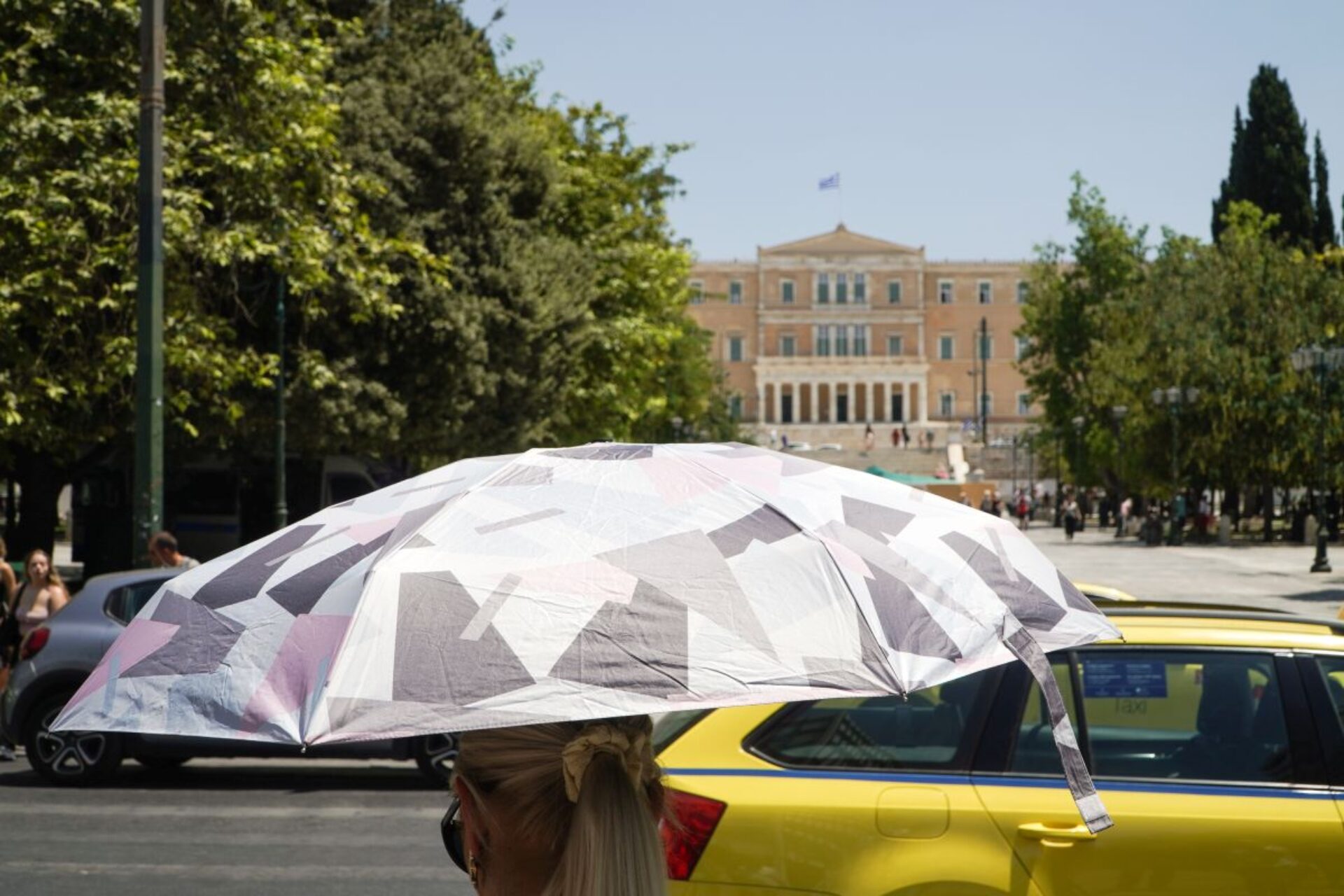 Καύσωνας: Δύσκολη Παρασκευή με 44άρια και φόβους για πυρκαγιές