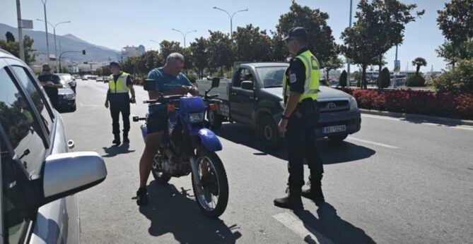 https://ellada.press/wp-content/uploads/2025/09/Ποιοι-επιτρέπεται-να-οδηγούν-νόμιμα-χωρίς-κράνος-Ο-νέος.jpg