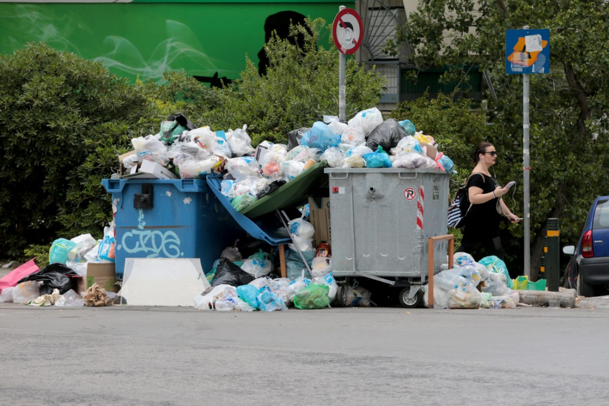Η έκθεση επικρίνει την Ελλάδα για τη διαχείριση και ανακύκλωση των απορριμμάτων (ΑΠΕ-ΜΠΕ)