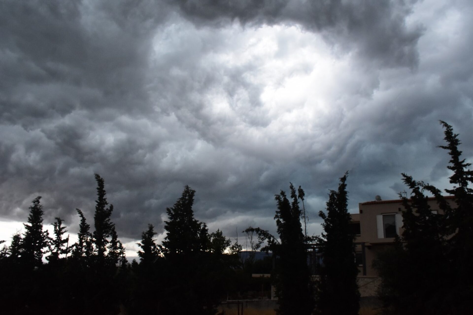 Κακοκαιρία: Ερχεται «ακραία επικίνδυνος καιρός» – Βροχές πάνω από 24 ώρες, τι ανησυχεί