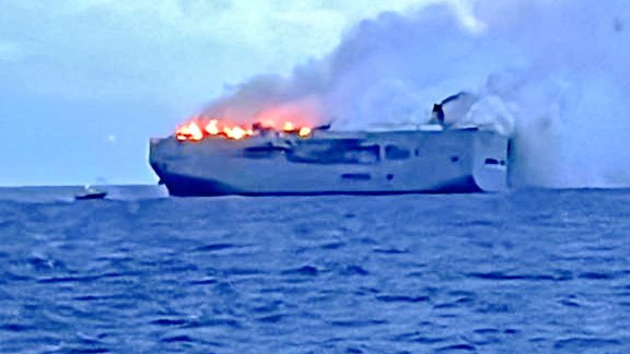 fotia-fwtia-karavi-ploio-fremantle-highway