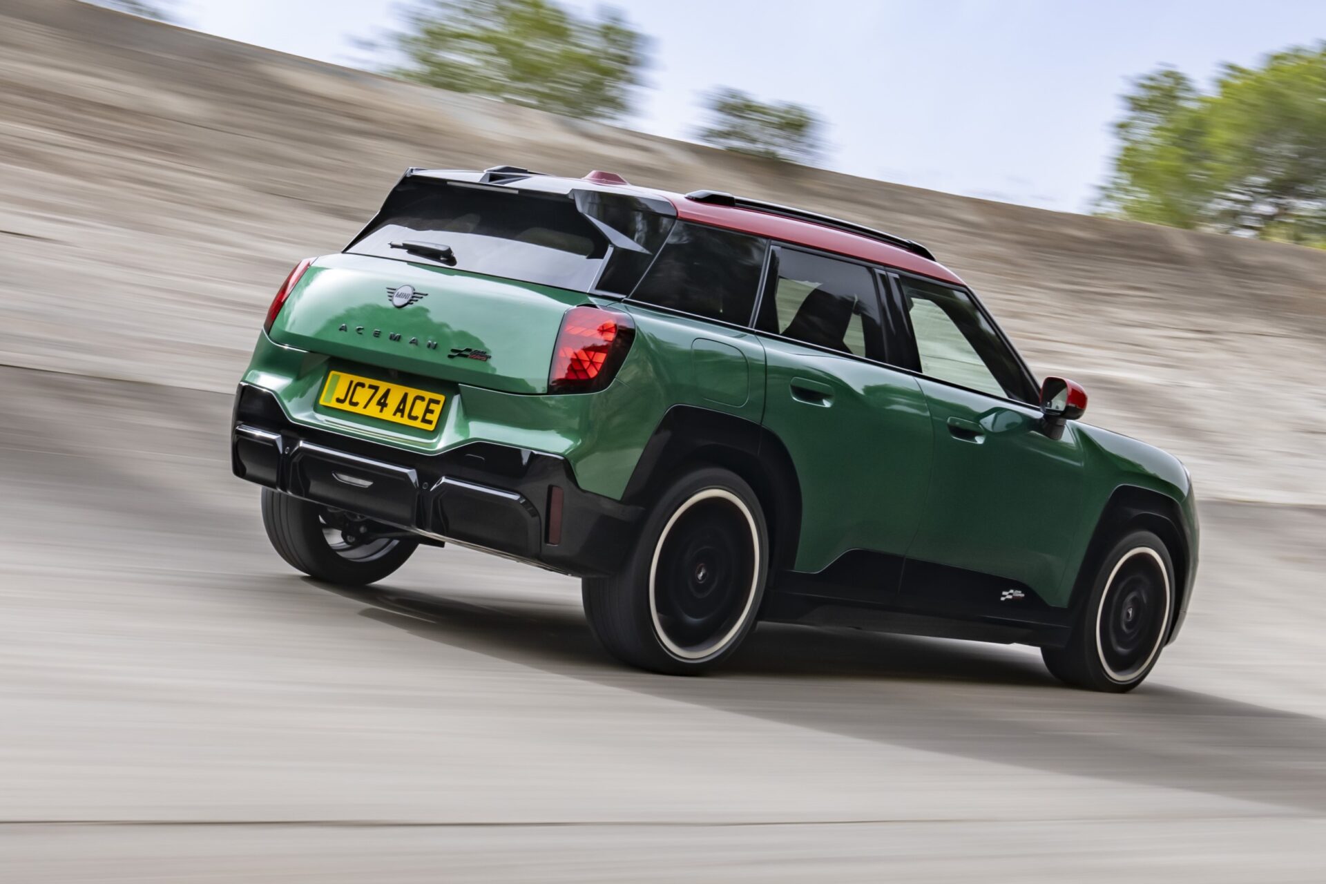 https://ellada.press/wp-content/uploads/2025/10/Ολοκαίνουριο-B-SUV-της-MINI-με-258-ίππους-–-Καίει-32.jpeg
