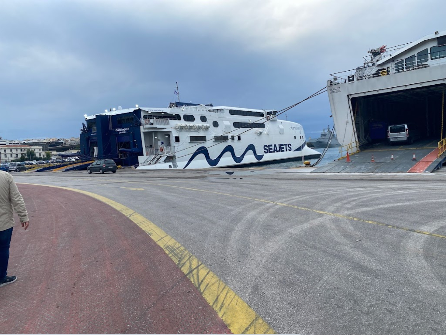 ploio-karavi-seajets-pireas