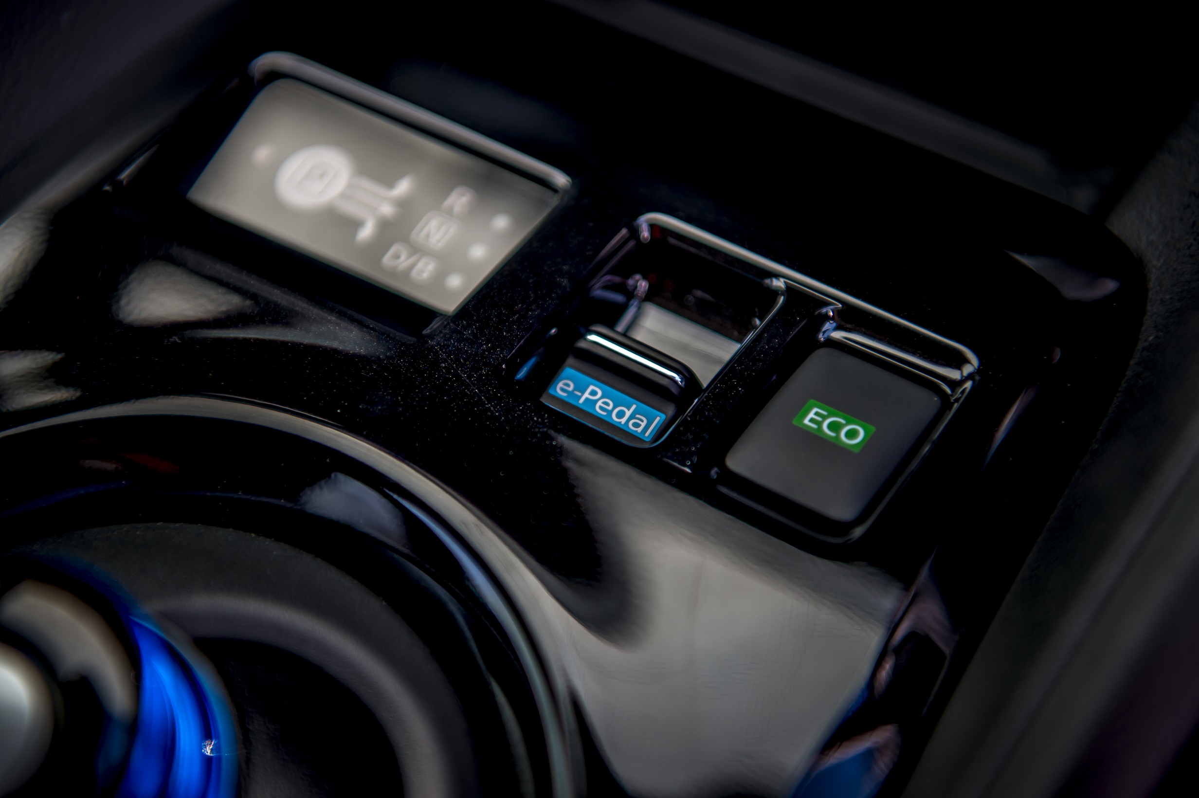 3-nissan-leaf-one-pedal-driving-odigisi-ena-pental
