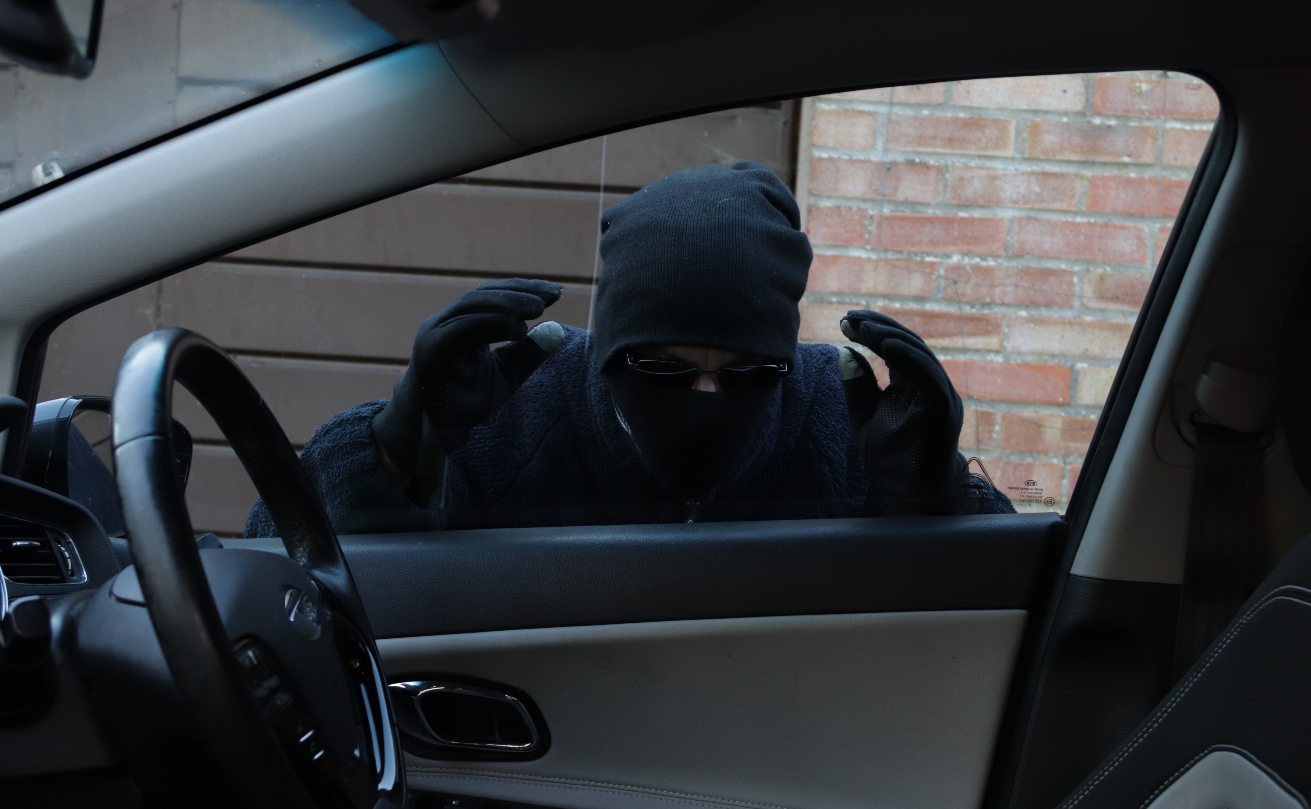 thief-looking-in-through-car-window