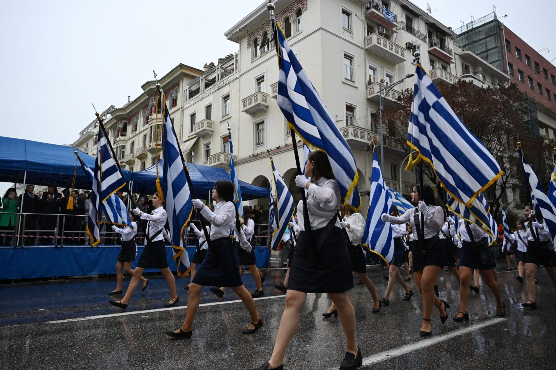 28η Οκτωβρίου: Με βροχές η μαθητική παρέλαση στη Θεσσαλονίκη